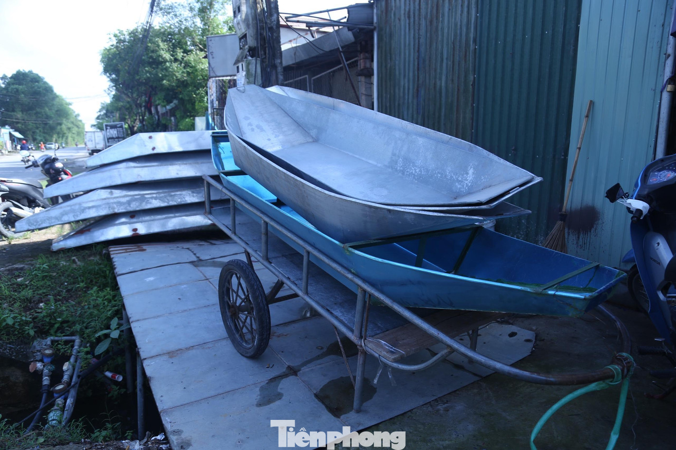 Trong những ngày mưa lũ, người dân tại các vùng bị cô lập buộc phải di chuyển bằng thuyền, trong khi chi phí để mua thuyền máy lên đến hàng chục triệu đồng, nếu dùng thuyền gỗ sẽ bị mục nát theo thời gian thì việc mua thuyền tôn vừa giúp tiết kiệm chi phí, vừa có thể di chuyển qua vùng lũ.