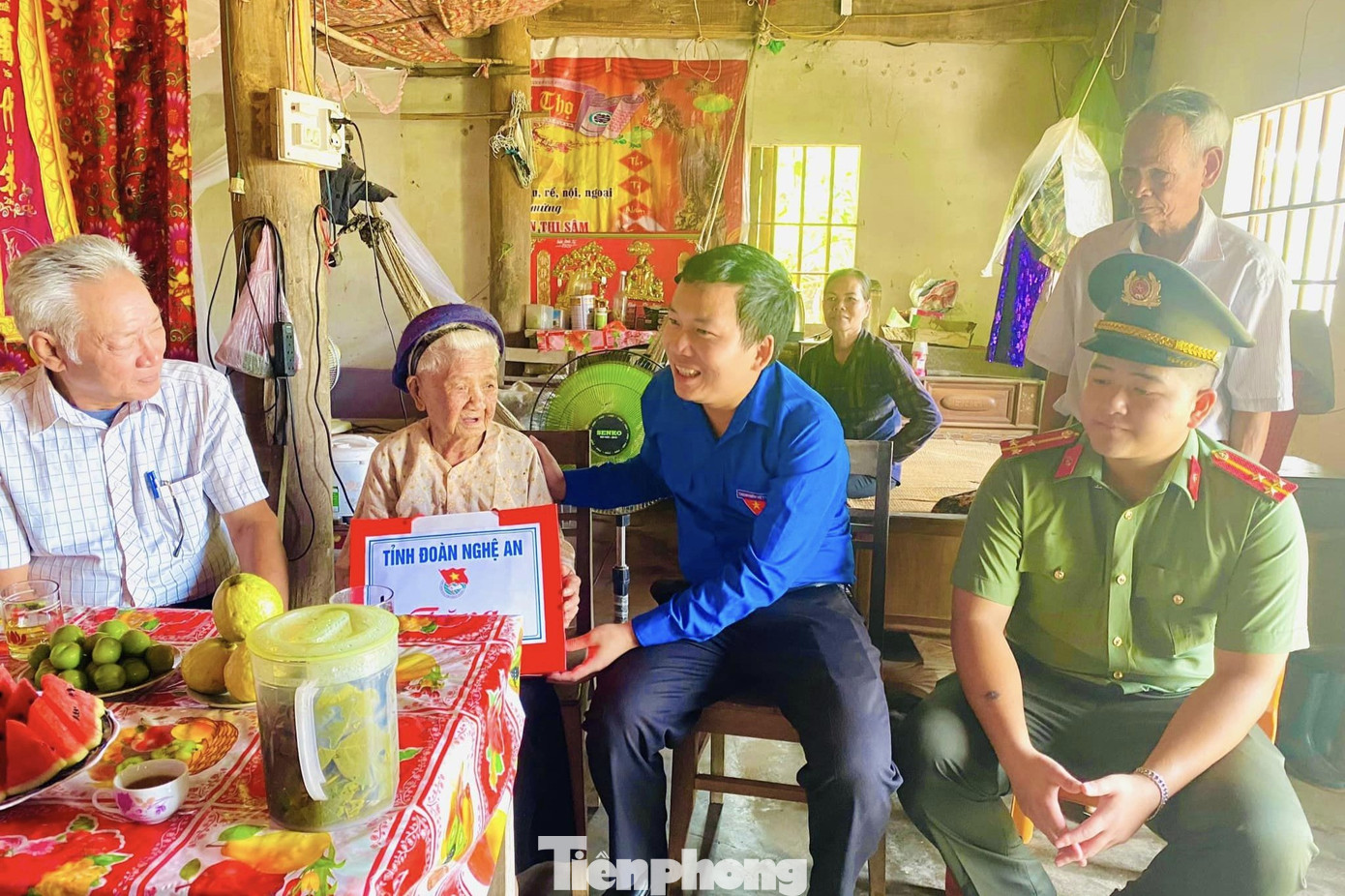 Những năm qua, ngôi nhà nhỏ của Mẹ Trần Thị Sâm (SN 1920) ở xóm Thái Sơn, xã Nghĩa Thái, huyện Tân Kỳ, Nghệ An là địa chỉ thân thuộc đối với những bạn trẻ nơi đây. Đặc biệt, dịp tháng 7, các bạn trẻ cùng nhau về nấu bữa cơm yêu thương, trò chuyện và tặng các phần quà ý nghĩa tới Mẹ. Mẹ Sâm có 3 người con tham gia kháng chiến, nhưng mất đi người con Phạm Văn Đạt vào năm 1972. Khi ấy, liệt sĩ Phạm Văn Đạt chỉ mới tròn 20 tuổi và đang chiến đấu ở chiến trường miền Nam.