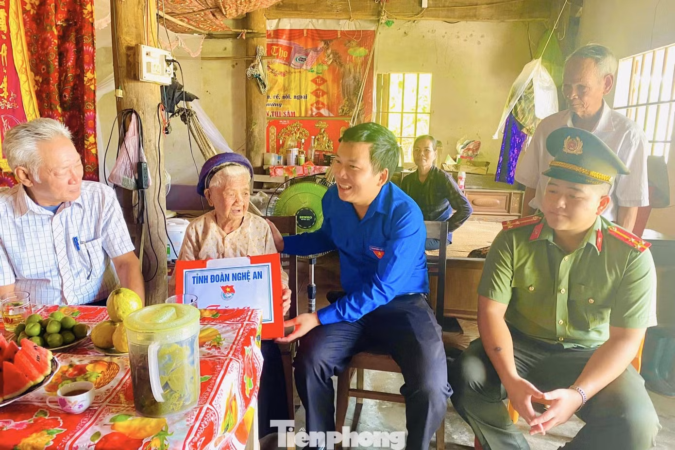 Những năm qua, ngôi nhà nhỏ của Mẹ Trần Thị Sâm (SN 1920) ở xóm Thái Sơn, xã Nghĩa Thái, huyện Tân Kỳ, Nghệ An là địa chỉ thân thuộc đối với những bạn trẻ nơi đây. Đặc biệt, dịp tháng 7, các bạn trẻ cùng nhau về nấu bữa cơm yêu thương, trò chuyện và tặng các phần quà ý nghĩa tới Mẹ. Mẹ Sâm có 3 người con tham gia kháng chiến, nhưng mất đi người con Phạm Văn Đạt vào năm 1972. Khi ấy, liệt sĩ Phạm Văn Đạt chỉ mới tròn 20 tuổi và đang chiến đấu ở chiến trường miền Nam. Những năm qua, ngôi nhà nhỏ của Mẹ Trần Thị Sâm (SN 1920) ở xóm Thái Sơn, xã Nghĩa Thái, huyện Tân Kỳ, Nghệ An là địa chỉ thân thuộc đối với những bạn trẻ nơi đây. Đặc biệt, dịp tháng 7, các bạn trẻ cùng nhau về nấu bữa cơm yêu thương, trò chuyện và tặng các phần quà ý nghĩa tới Mẹ. Mẹ Sâm có 3 người con tham gia kháng chiến, nhưng mất đi người con Phạm Văn Đạt vào năm 1972. Khi ấy, liệt sĩ Phạm Văn Đạt chỉ mới tròn 20 tuổi và đang chiến đấu ở chiến trường miền Nam.
