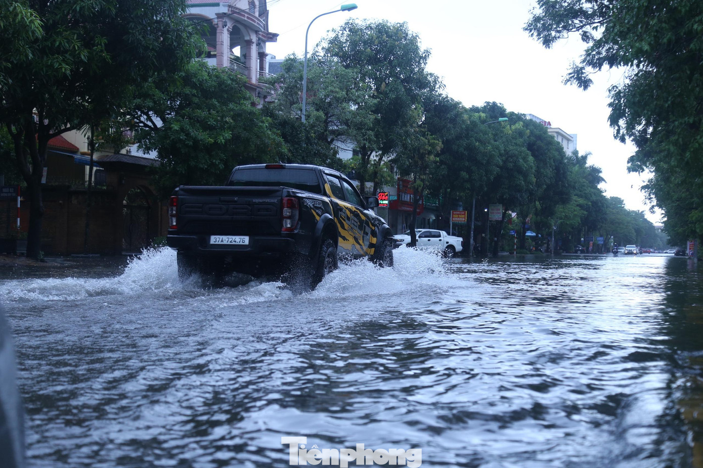 Mưa lớn kéo dài cũng khiến tuyến đường Duy Tân ngập sâu.