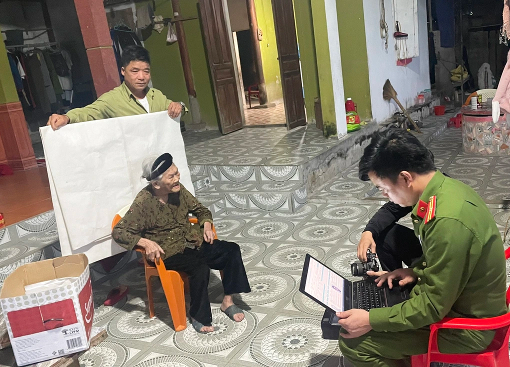 Công an thu thập dữ liệu cấp căn cước công dân cho cụ bà Nguyễn Thị Trình (109 tuổi). Công an thu thập dữ liệu cấp căn cước công dân cho cụ bà Nguyễn Thị Trình (109 tuổi).