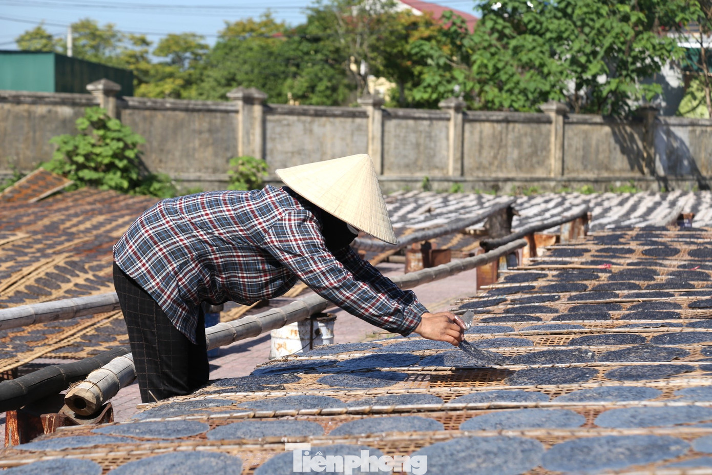 Nguyên liệu truyền thống của bánh đa vừng là bột gạo và vừng đen, hoặc vừng trắng. Các nguyên liệu đều được người dân địa phương sản xuất Nguyên liệu truyền thống của bánh đa vừng là bột gạo và vừng đen, hoặc vừng trắng. Các nguyên liệu đều được người dân địa phương sản xuất