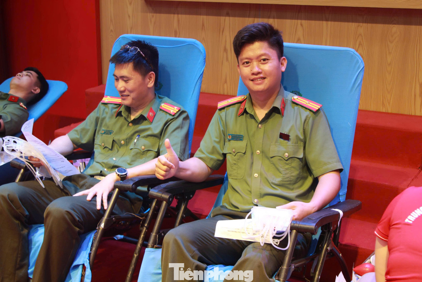 Thiếu tá Nguyễn Đình Khánh - Ủy viên BTV tỉnh Đoàn, Phó Chủ tịch Hội LHTN Việt Nam tỉnh Nghệ An, Trưởng Ban Thanh niên Công an tỉnh Nghệ An chia sẻ đây là lần thứ 18 tham gia hiến máu. Là Chủ nhiệm Câu lạc bộ Ngân hàng máu sống Công an tỉnh Nghệ An, Thiếu tá Nguyễn Đình Khánh đã kịp thời tham mưu lãnh đạo Công an tỉnh chỉ đạo, duy trì hoạt động hiến máu tình nguyện đạt hiệu quả cao. “Hiến máu cứu người là việc làm có ý nghĩa nhân văn, nhất là trong điều kiện kho máu dự trữ tại các bệnh viện đang dần ít đi do nhu cầu truyền máu tăng cao của các bệnh nhân. Rất mong các bạn đoàn viên luôn xung kích, tích cực trong việc tham gia hiến máu cứu người”, Thiếu tá Khánh chia sẻ. Thiếu tá Nguyễn Đình Khánh - Ủy viên BTV tỉnh Đoàn, Phó Chủ tịch Hội LHTN Việt Nam tỉnh Nghệ An, Trưởng Ban Thanh niên Công an tỉnh Nghệ An chia sẻ đây là lần thứ 18 tham gia hiến máu. Là Chủ nhiệm Câu lạc bộ Ngân hàng máu sống Công an tỉnh Nghệ An, Thiếu tá Nguyễn Đình Khánh đã kịp thời tham mưu lãnh đạo Công an tỉnh chỉ đạo, duy trì hoạt động hiến máu tình nguyện đạt hiệu quả cao. “Hiến máu cứu người là việc làm có ý nghĩa nhân văn, nhất là trong điều kiện kho máu dự trữ tại các bệnh viện đang dần ít đi do nhu cầu truyền máu tăng cao của các bệnh nhân. Rất mong các bạn đoàn viên luôn xung kích, tích cực trong việc tham gia hiến máu cứu người”, Thiếu tá Khánh chia sẻ.