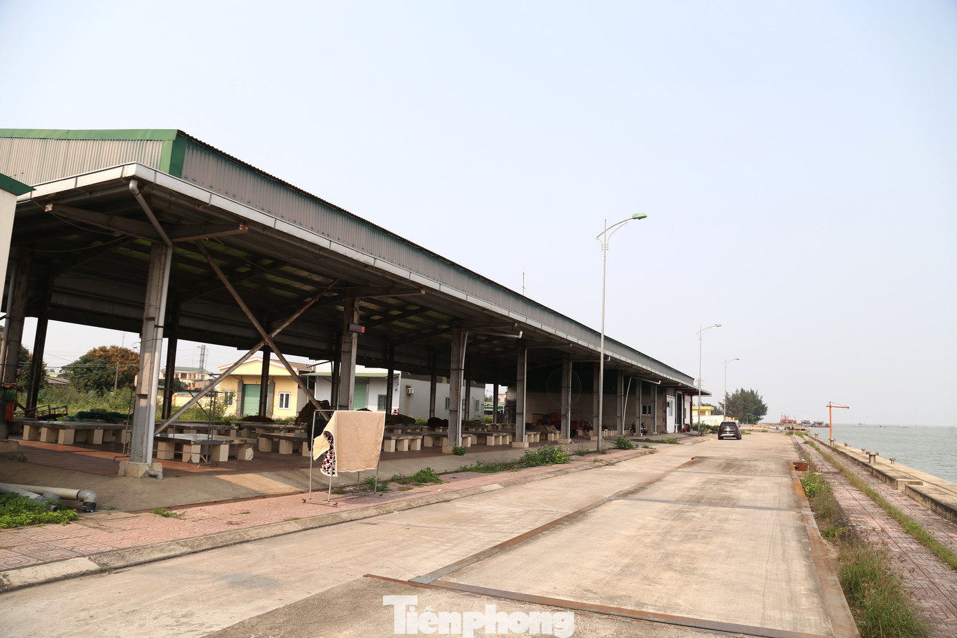 Nghệ An hiện có 4 cảng cá gồm: cảng cá Quỳnh Phương (TX Hoàng Mai), cảng cá Lạch Quèn (huyện Quỳnh Lưu), cảng cá Lạch Vạn (huyện Diễn Châu) và cảng cá Cửa Hội. Hiện các cảng cá đều chung tình trạng nhiều luồng lạch bị bồi lắng gây khó khăn cho tàu thuyền ra vào; các dịch vụ hậu cần nghề cá xuống cấp… Do đó, UBND tỉnh Nghệ An đã ban hành quyết định số 4344/QĐ-UBND phê duyệt Đề án phát triển hạ tầng và cơ sở dịch vụ hậu cần nghề cá trên địa bàn tỉnh Nghệ An đến năm 2030. Theo đó, đến năm 2030, có 7 cảng cá, 5 khu neo đậu tránh trú bão, các luồng lạch và các dịch vụ hậu cần nghề cá khác trên địa bàn sẽ được đầu tư nâng cấp, với tổng nguồn vốn đầu tư gần 2.400 tỷ đồng.