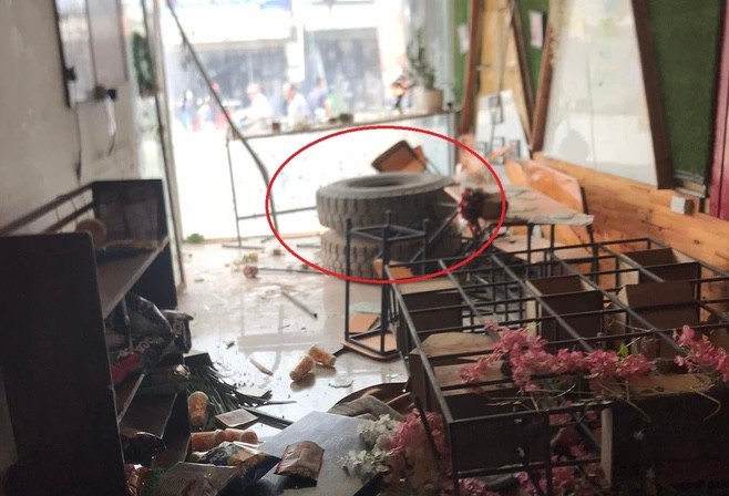 Lốp sau của xe tải văng ra khỏi trục xe, lao qua đường, và vào một quán giải khát ven đường.