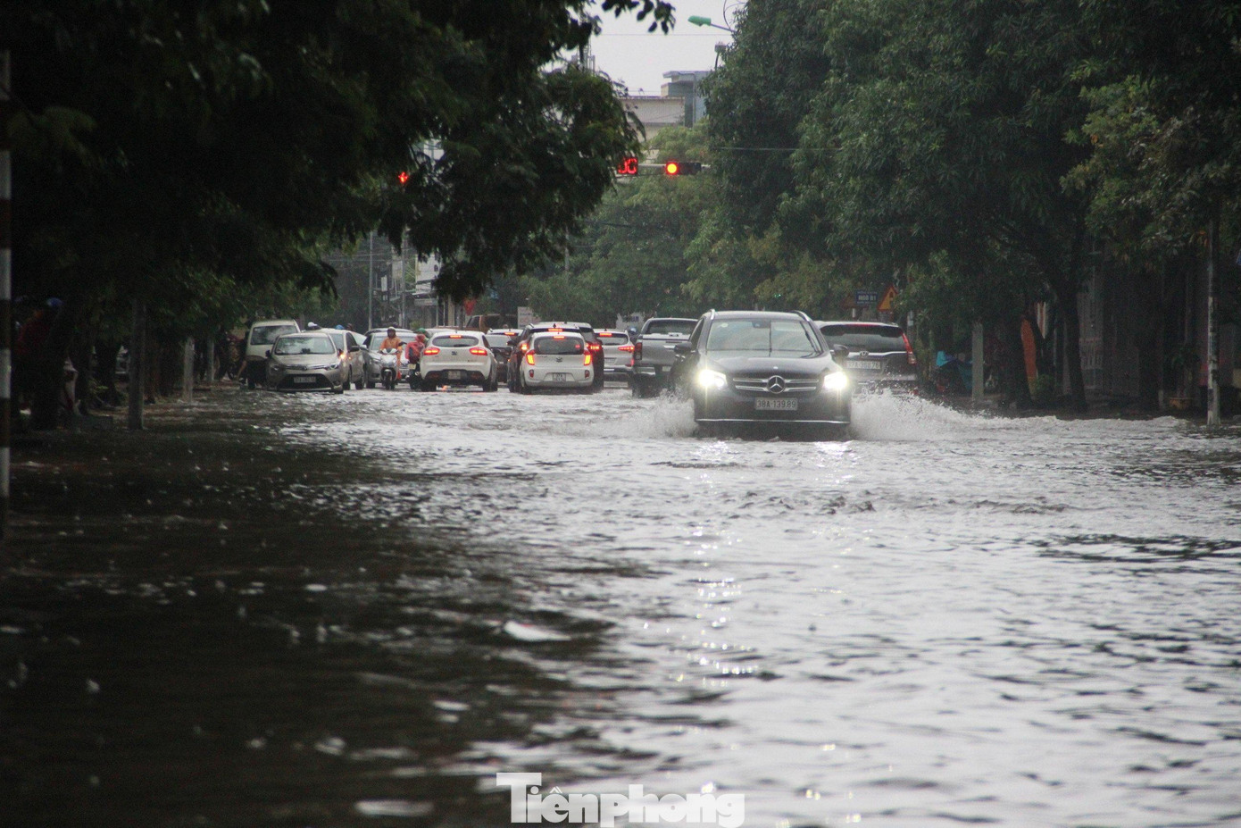 Tuyến đường Duy Tân ngập trong nước.