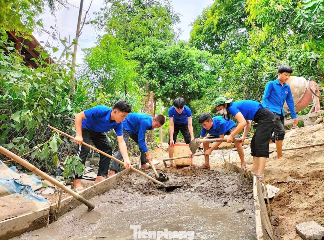 Hỗ trợ làm đường nông thôn mới