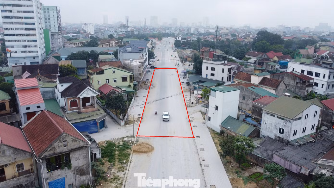 Từ năm 2021, nhằm kỷ niệm 60 năm thành lập TP Vinh và chỉnh trang đô thị, giảm ùn tắc, UBND TP Vinh dồn nguồn lực và quyết liệt triển khai dự án. Sau 2 năm, khoảng 700m đoạn từ nút giao với đường Nguyễn Văn Cừ đến nút giao đường Nguyễn Xuân Ôn đã hoàn thành từ đầu năm 2024. Tuy nhiên, gần 400m đường còn lại từ nút giao đường Nguyễn Xuân Ôn đến nút giao với đường Lê Lợi, do giải phóng mặt bằng khó khăn, nền đường yếu khiến thời gian thi công kéo dài.
