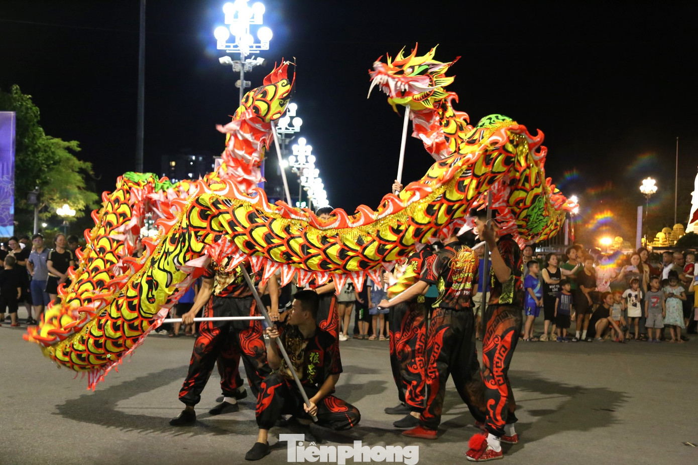 Ngoài ra, lễ hội còn có sự tham gia của các nhóm nhảy, vũ đoàn, đội múa lân sư rồng và nhóm trượt patin.