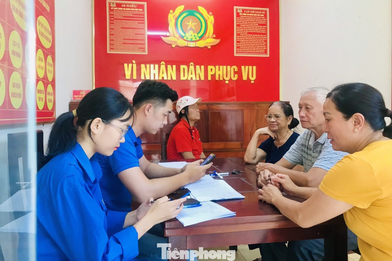 Những ngày này, tại các huyện, thành phố, thị xã trên địa bàn tỉnh Nghệ An, lực lượng công an, đoàn viên thanh niên đang tích cực ngày đêm tuyên truyền, hướng dẫn, hỗ trợ người dân cài đặt, kích hoạt và sử dụng tài khoản định danh điện tử trên ứng dụng VNeID.