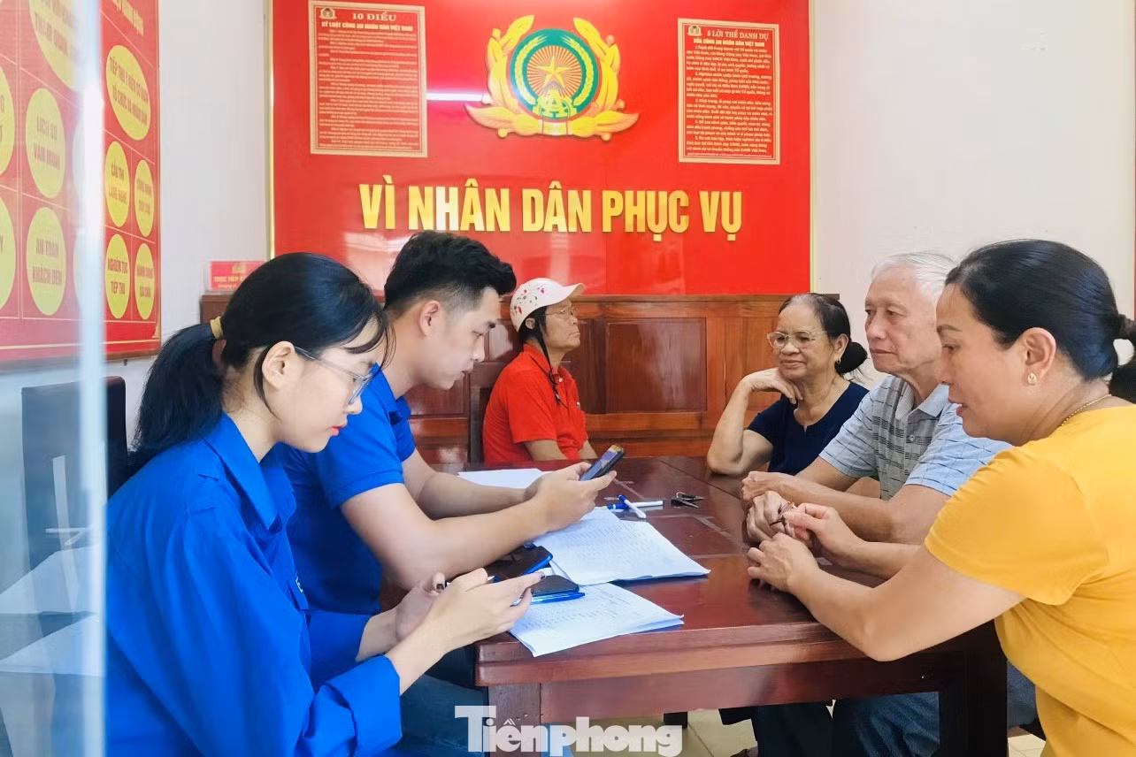 Những ngày này, tại các huyện, thành phố, thị xã trên địa bàn tỉnh Nghệ An, lực lượng công an, đoàn viên thanh niên đang tích cực ngày đêm tuyên truyền, hướng dẫn, hỗ trợ người dân cài đặt, kích hoạt và sử dụng tài khoản định danh điện tử trên ứng dụng VNeID.