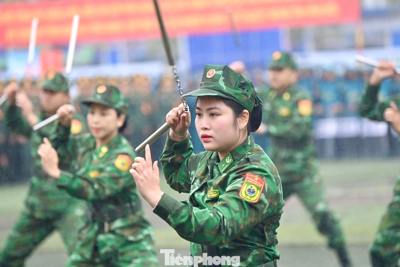 Việc sử dụng thành thạo côn nhị khúc với những đường đánh linh hoạt, bất ngờ, biến hóa, đánh bằng cả 2 tay, đánh trên 4 phương, 8 hướng; đổi hướng tấn công nhanh giúp cán bộ, chiến sĩ Bộ đội Biên phòng nhanh chóng khống chế đối tượng, đặc biệt là các loại tội phạm nguy hiểm.