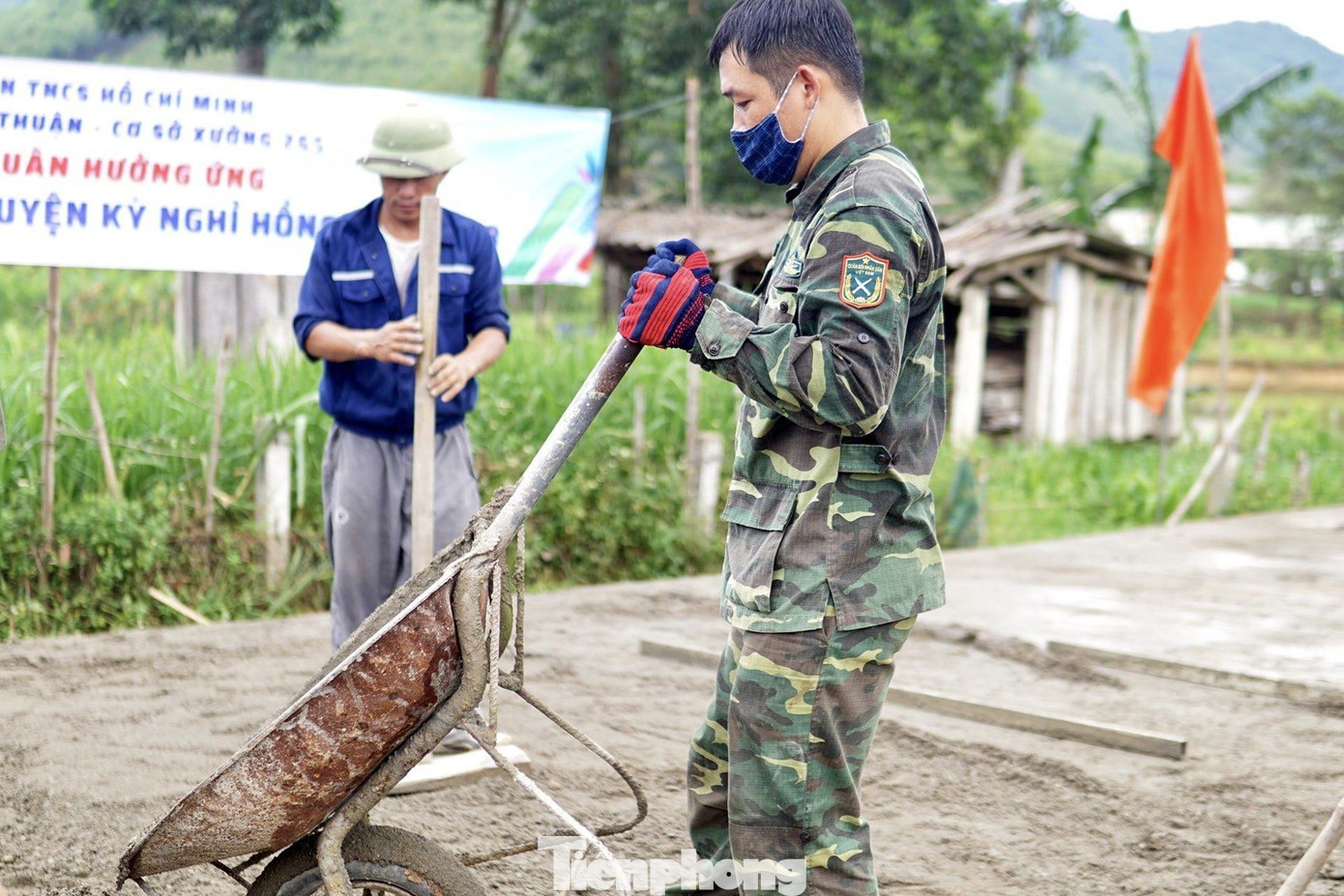 Thời tiết nắng nóng gay gắt nhưng các đoàn viên thanh niên, lực lượng Xưởng 265 Cục Quân khí, Tổng cục kỹ thuật vẫn miệt mài để sớm hoàn thành công trình.