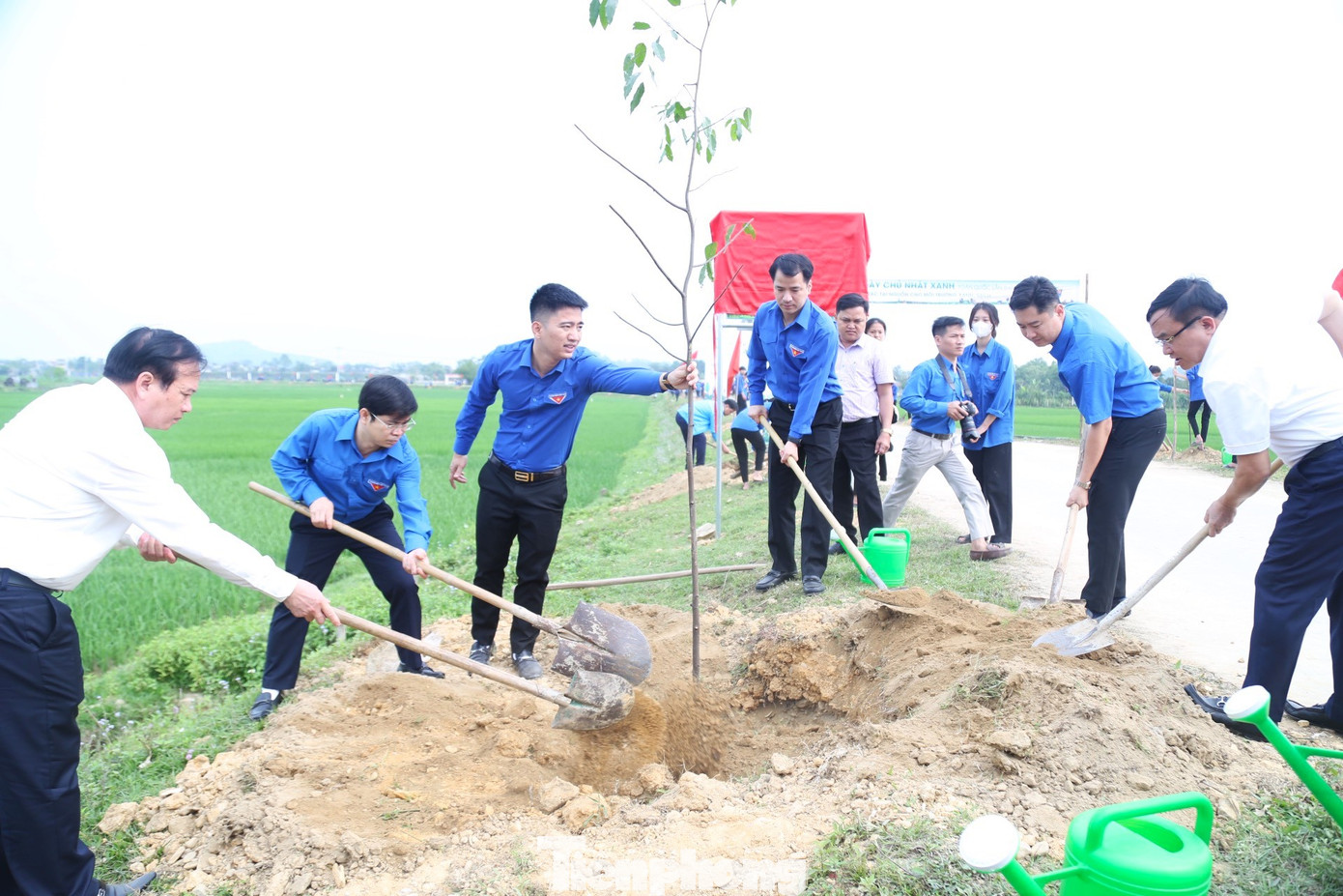 Anh Ngô Văn Cương, Bí thư BCH Trung ương Đoàn, Chủ nhiệm Ủy ban Kiểm tra Trung ương Đoàn cùng đoàn đại biểu tham gia trồng cây tại xã Võ Liệt, huyện Thanh Chương.