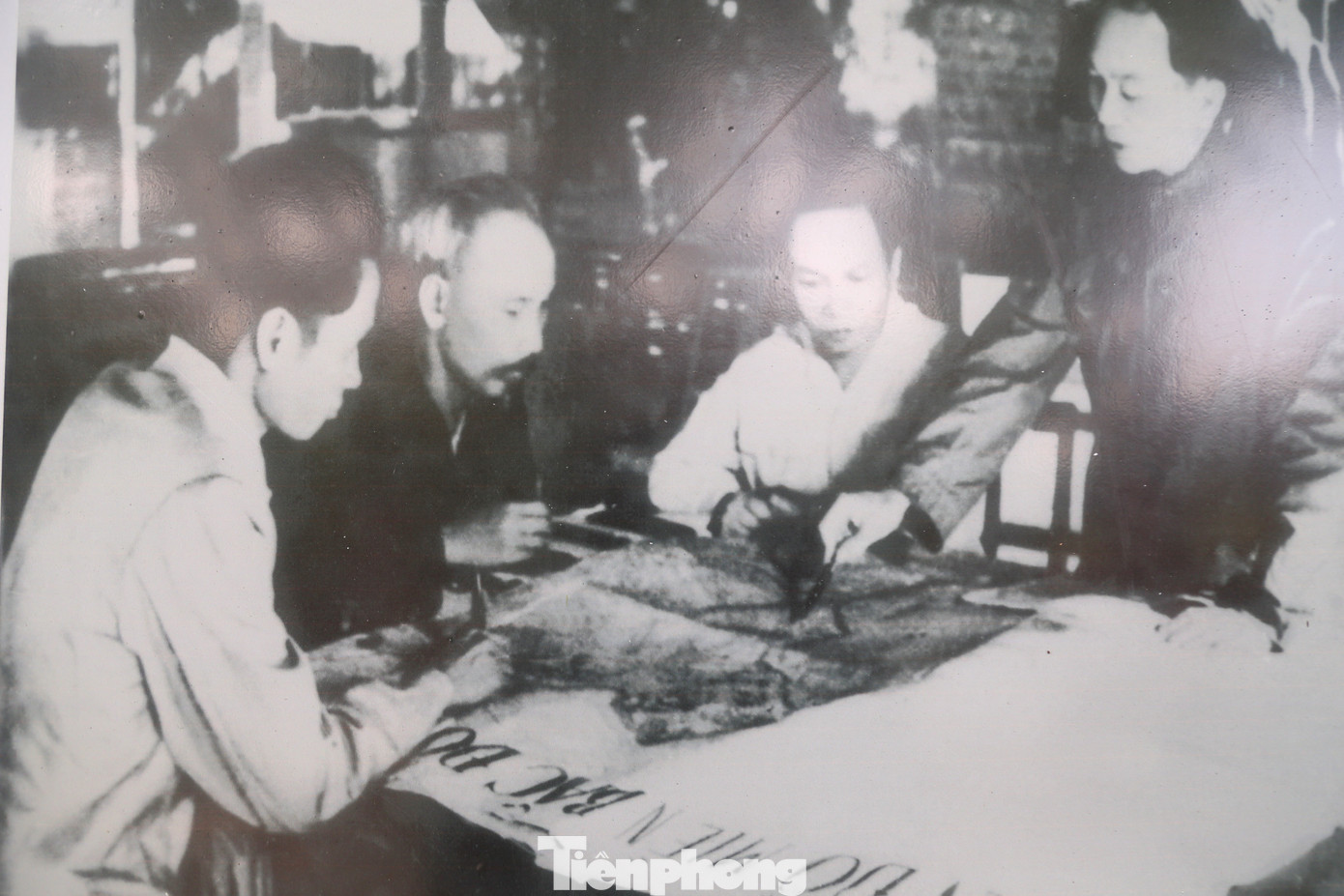 Chủ tịch Hồ Chí Minh và Bộ Chính trị thông qua kế hoạch tác chiến Đông - Xuân 1953-1954 và quyết định mở chiến dịch Điện Biên Phủ. Việt Bắc, tháng 12/1953.