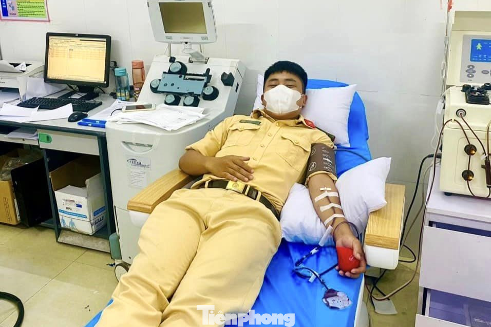 Thượng úy Nguyễn Văn Tú cảm thấy vui vì đã giúp bệnh nhân vượt qua giai đoạn nguy hiểm Thượng úy Nguyễn Văn Tú cảm thấy vui vì đã giúp bệnh nhân vượt qua giai đoạn nguy hiểm