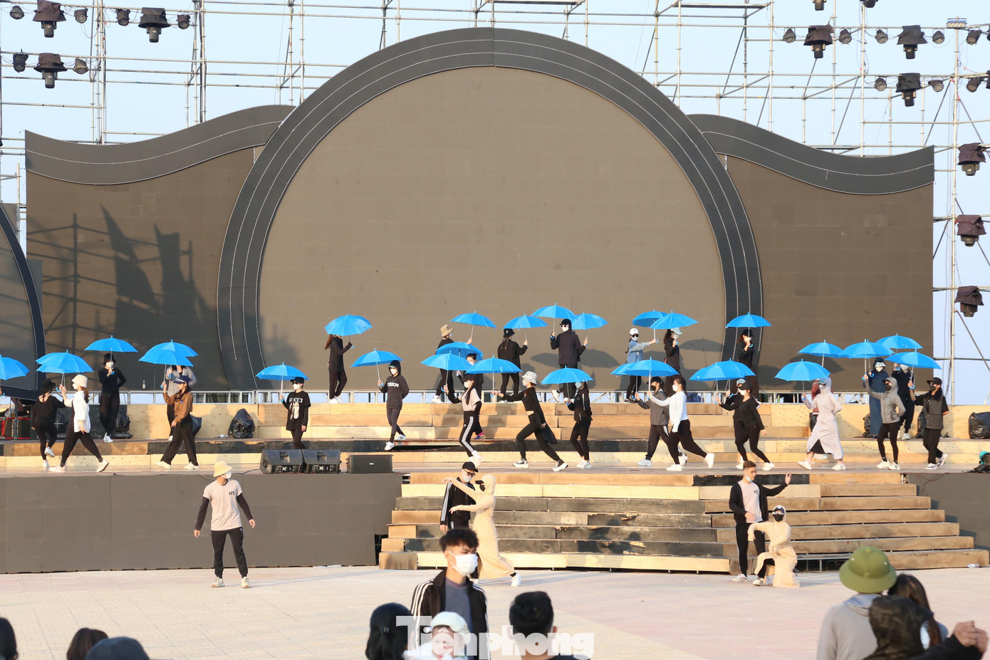 Nhóm múa tập duyệt trước ngày khai mạc