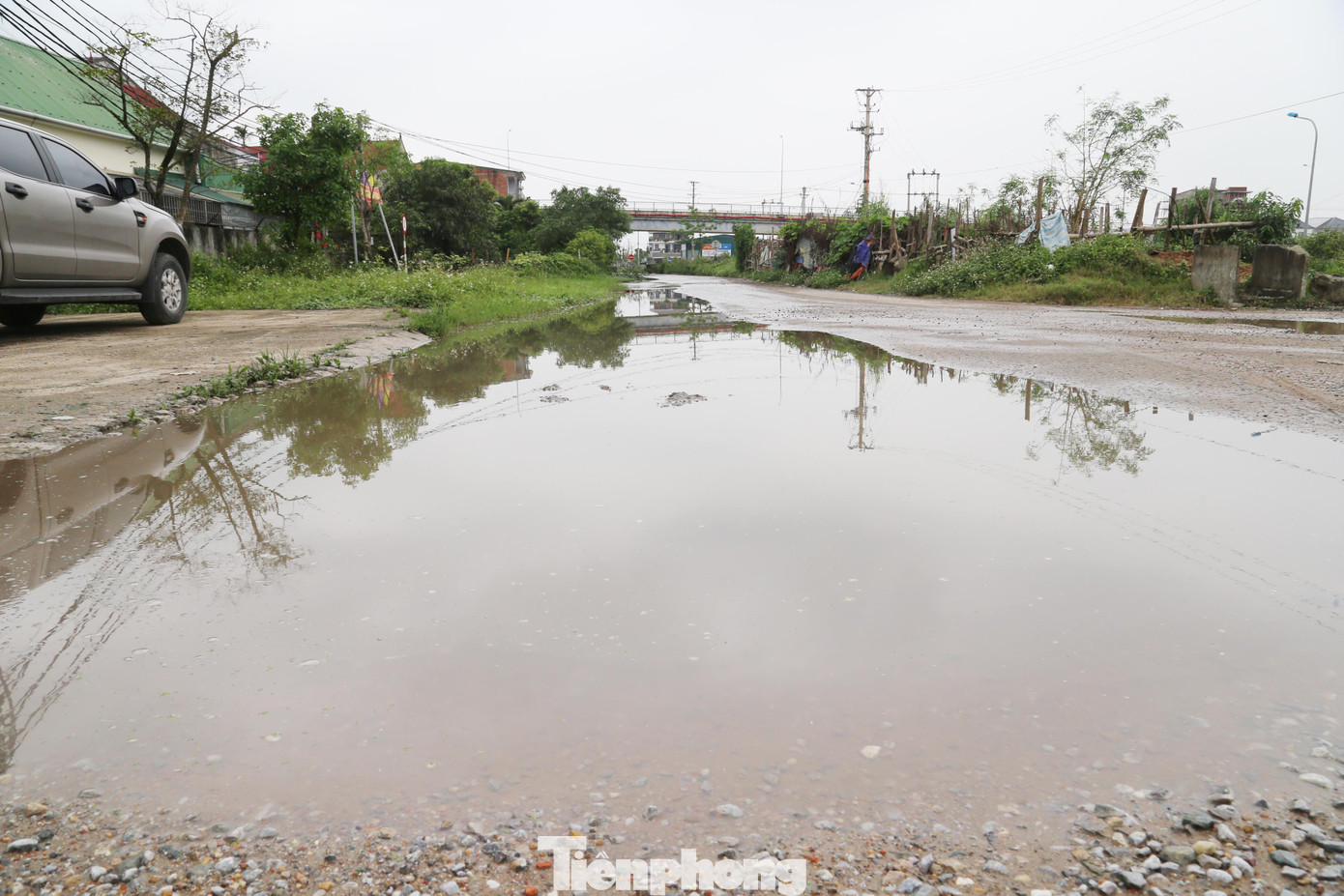 Mặt đường tại những đoạn chưa thi công lồi lõm. Dọc hai bên đường cây cối, cỏ dại mọc um tùm khiến người dân lo lắng mỗi khi tham gia giao thông qua đây vào buổi tối.