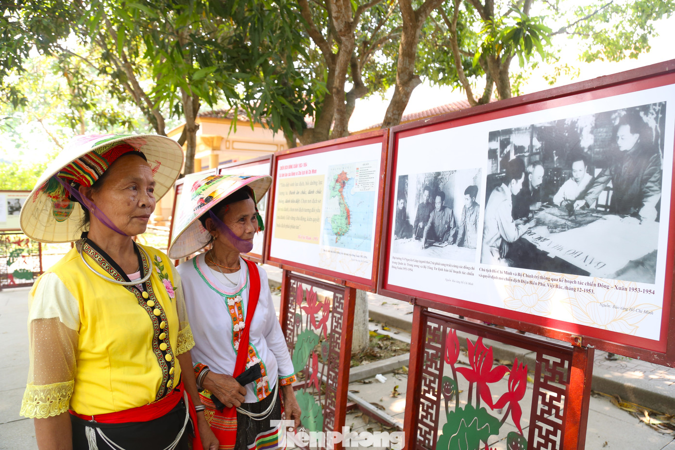 Dịp này về thăm quê Bác, du khách được tham quan triển lãm, ghi lại những hình ảnh lịch sử.