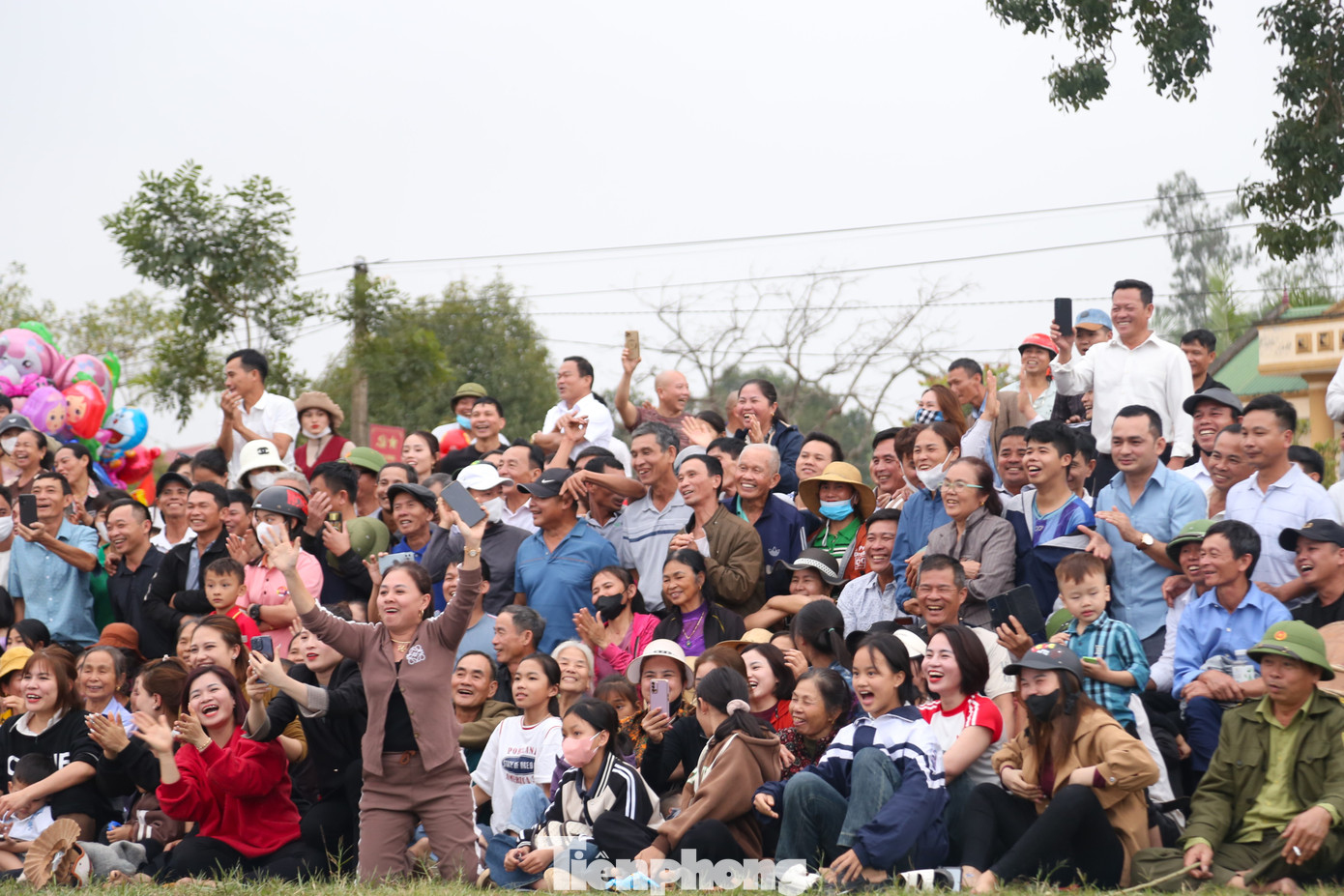 Việc nữ giới tham gia đấu vật lôi cuốn đông đảo người dân tới xem và cổ vũ. Việc nữ giới tham gia đấu vật lôi cuốn đông đảo người dân tới xem và cổ vũ.