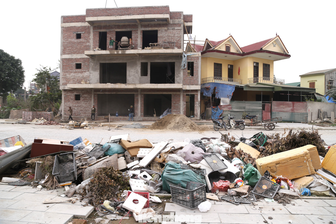 Bãi rác "khủng" tại tuyến đường Lý Thường Kiệt gây ô nhiễm môi trường và mất mỹ quan đô thị. Bãi rác "khủng" tại tuyến đường Lý Thường Kiệt gây ô nhiễm môi trường và mất mỹ quan đô thị.