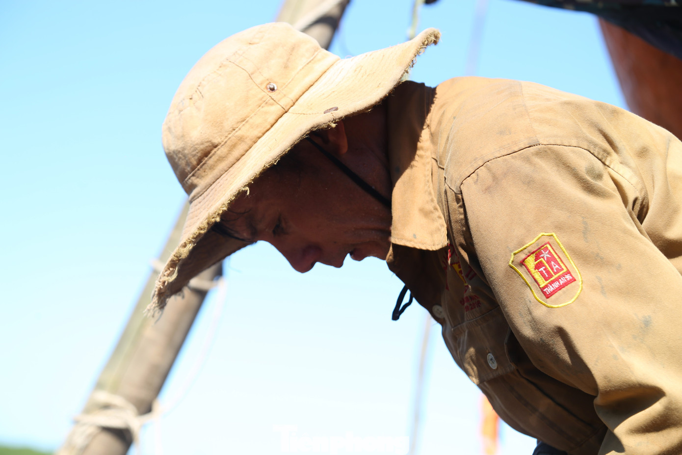 Vốn là nghề nặng nhọc nên những người làm nghề thường là đàn ông có sức khỏe, kinh nghiệm.