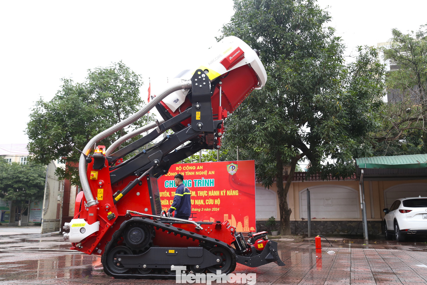 Thiếu tá Nguyễn Thế Song, Đội trưởng Đội Cảnh sát PCCC&amp;CNCH số 1, thuộc Phòng Cảnh sát PCCC&amp;CNCH Công an tỉnh Nghệ An cho biết, robot chữa cháy điều khiển từ xa sẽ giúp lực lượng chữa cháy ở những nơi khó khăn, khó tiếp cận, đặc biệt ở trong hầm lò hay các khu vực có nguy cơ đổ sập. Ngoài việc chữa cháy, robot còn có khả năng làm mát các công trình lân cận, chống nguy cơ cháy lan. “Đây là một trong những phương tiện hỗ trợ đắc lực để lực lượng chữa cháy chuyên nghiệp triển khai trong công tác tổ chức diễn tập phương án chữa cháy và chữa cháy ở các địa hình phức tạp, có thể xảy ra đổ sập”, Thiếu tá Song chia sẻ.