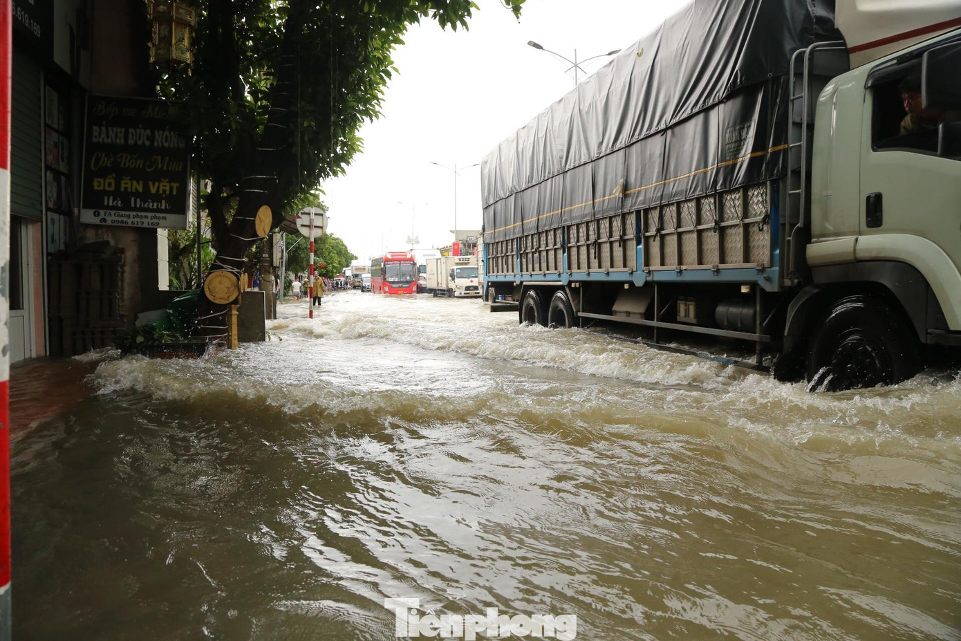 Nước ngập ở cả 2 phần đường. Tuy nhiên phần đường dành cho xe lưu thông theo hướng Nam - Bắc sâu hơn. Lực lượng Công an đã đứng chốt chặn ở 2 đầu để điều tiết các phương tiện qua lại.