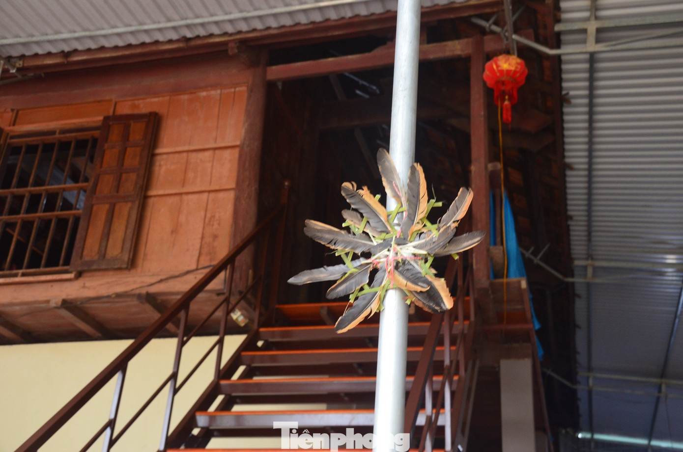 Việc treo tấm phên nứa có cài lông gà trước nhà có ý thông báo rằng ông bà tổ tiên đã đi lên trời làm nhà cho Ngọc Hoàng. Việc treo tấm phên nứa có cài lông gà trước nhà có ý thông báo rằng ông bà tổ tiên đã đi lên trời làm nhà cho Ngọc Hoàng.