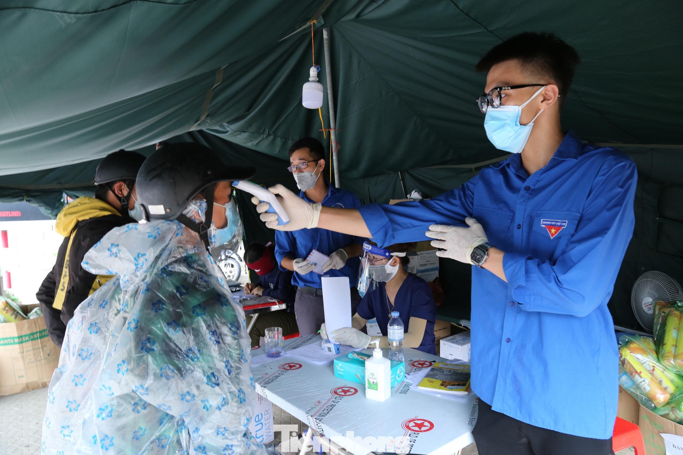 Công kiểm tra thân nhiệt cho người đàn ông về từ Bình Dương qua chốt kiểm soát cầu Bến Thuỷ