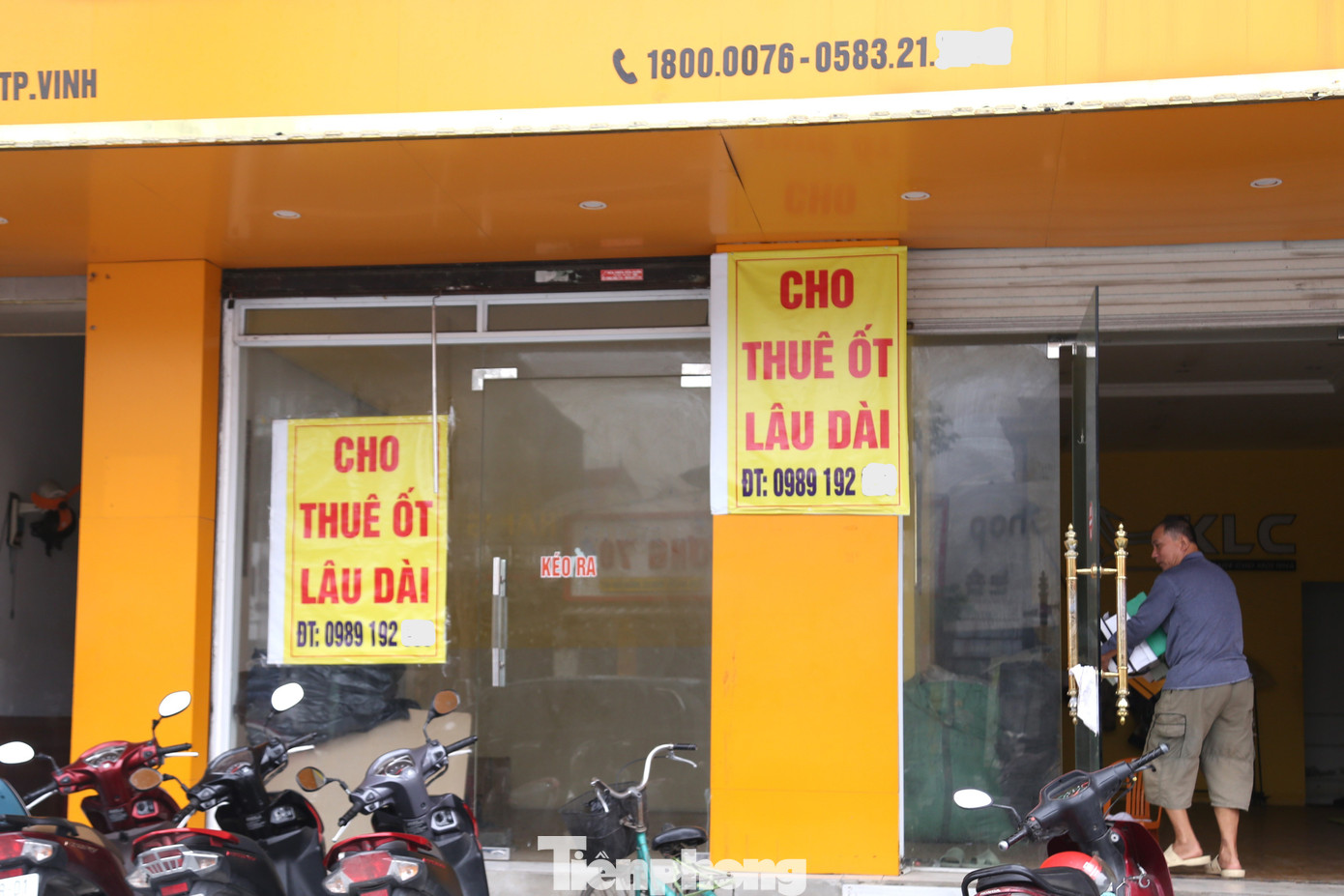 Đường Nguyễn Văn Cừ là một trong những phố kinh doanh sầm uất nhất ở thành phố Vinh. Mặt bằng ở đây được cho thuê với giá vài chục hoặc hàng trăm triệu đồng/tháng tùy vào diện tích hoặc thuê nguyên căn. Cuối năm 2023, tuyến đường được nâng cấp, chỉnh trang. Nhiều người hy vọng tuyến đường này sẽ nhộn nhịp người mua sắm, tuy nhiên hiện nay, hầu hết các cửa hàng đều rơi vào cảnh ế ẩm, vắng bóng người mua.