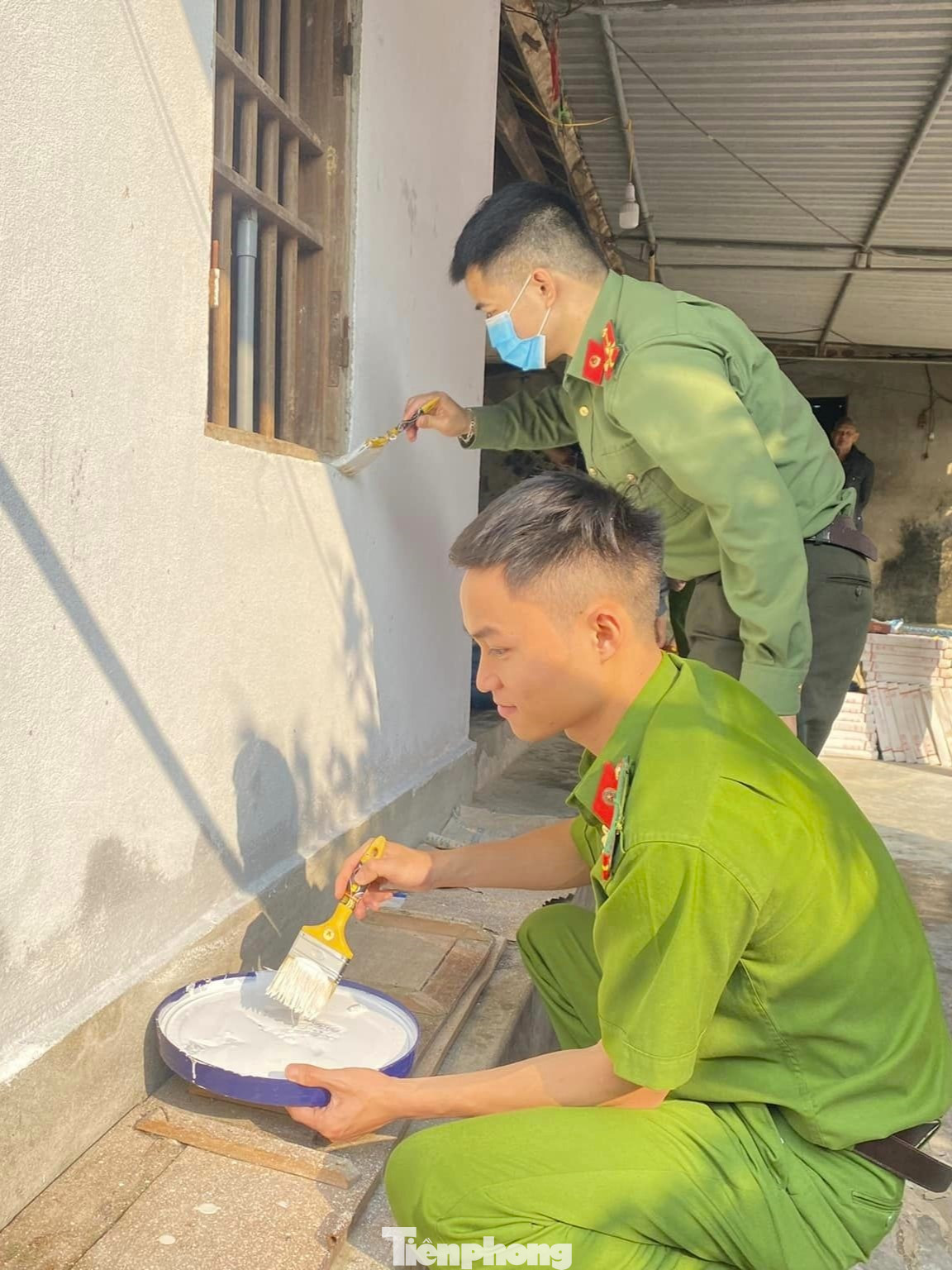 Tại đây, các cán bộ, chiến sĩ đã tổ chức sơn sửa, dọn dẹp lại ngôi nhà, mong muốn gia đình ông sẽ có một không gian sống tươi mới hơn.