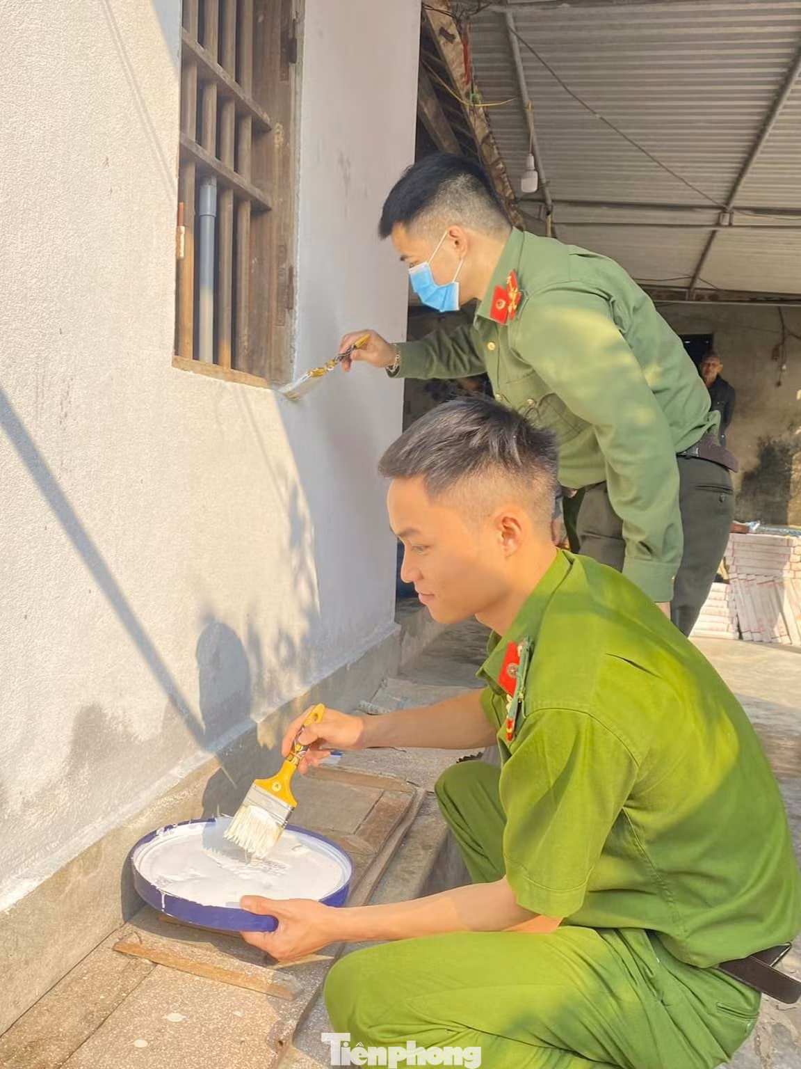Tại đây, các cán bộ, chiến sĩ đã tổ chức sơn sửa, dọn dẹp lại ngôi nhà, mong muốn gia đình ông sẽ có một không gian sống tươi mới hơn. Tại đây, các cán bộ, chiến sĩ đã tổ chức sơn sửa, dọn dẹp lại ngôi nhà, mong muốn gia đình ông sẽ có một không gian sống tươi mới hơn.