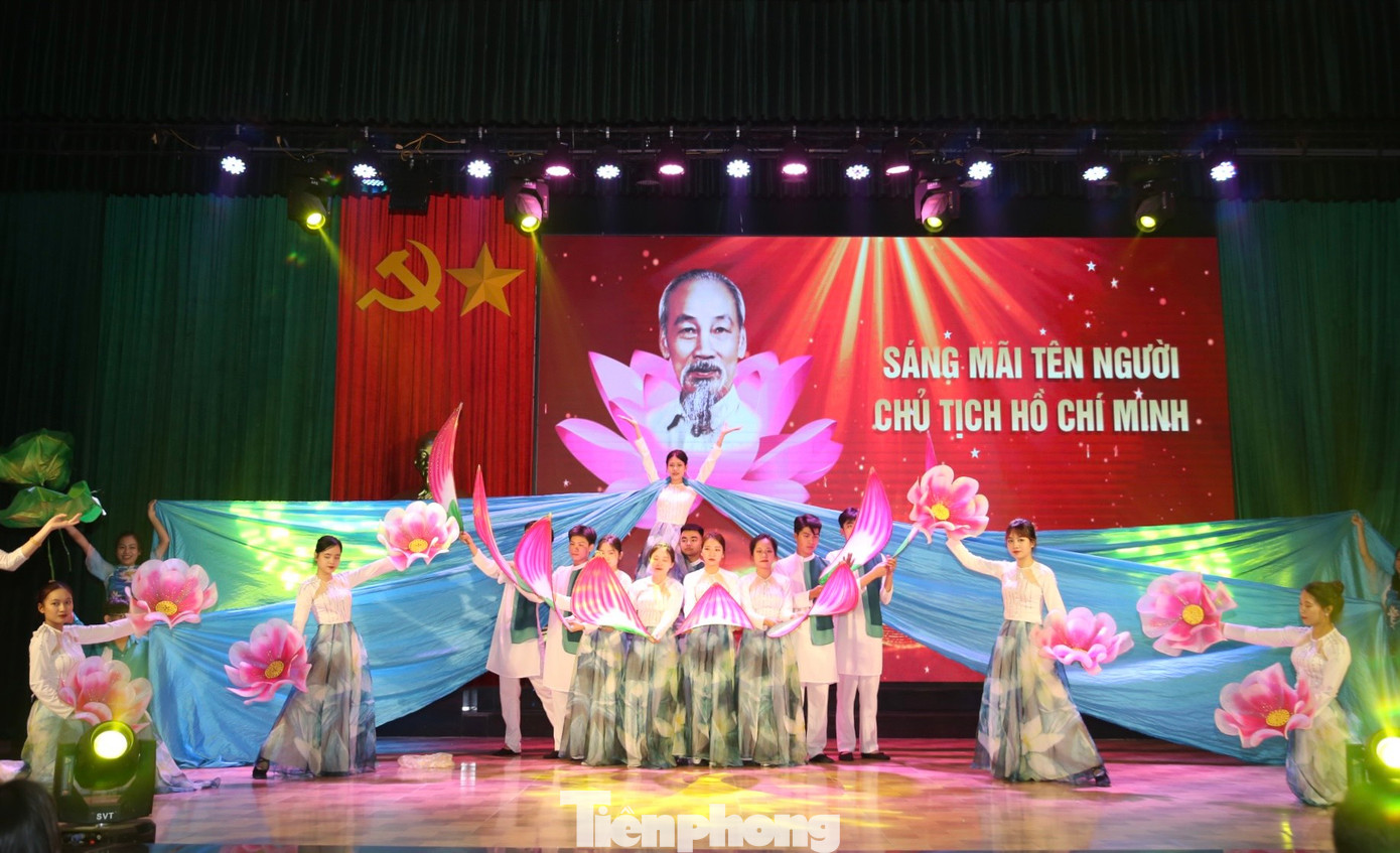 Phần thi Con đường thanh niên: Các đội thi với các hình thức: Hoạt cảnh, sử thi, chương trình nghệ thuật,…. Trong thời gian từ 10 - 15 phút sẽ tái hiện lại 1 sự kiện lịch sử trong cuộc đời, sự nghiệp cách mạng của Bác Hồ. Phần thi Con đường thanh niên: Các đội thi với các hình thức: Hoạt cảnh, sử thi, chương trình nghệ thuật,…. Trong thời gian từ 10 - 15 phút sẽ tái hiện lại 1 sự kiện lịch sử trong cuộc đời, sự nghiệp cách mạng của Bác Hồ.