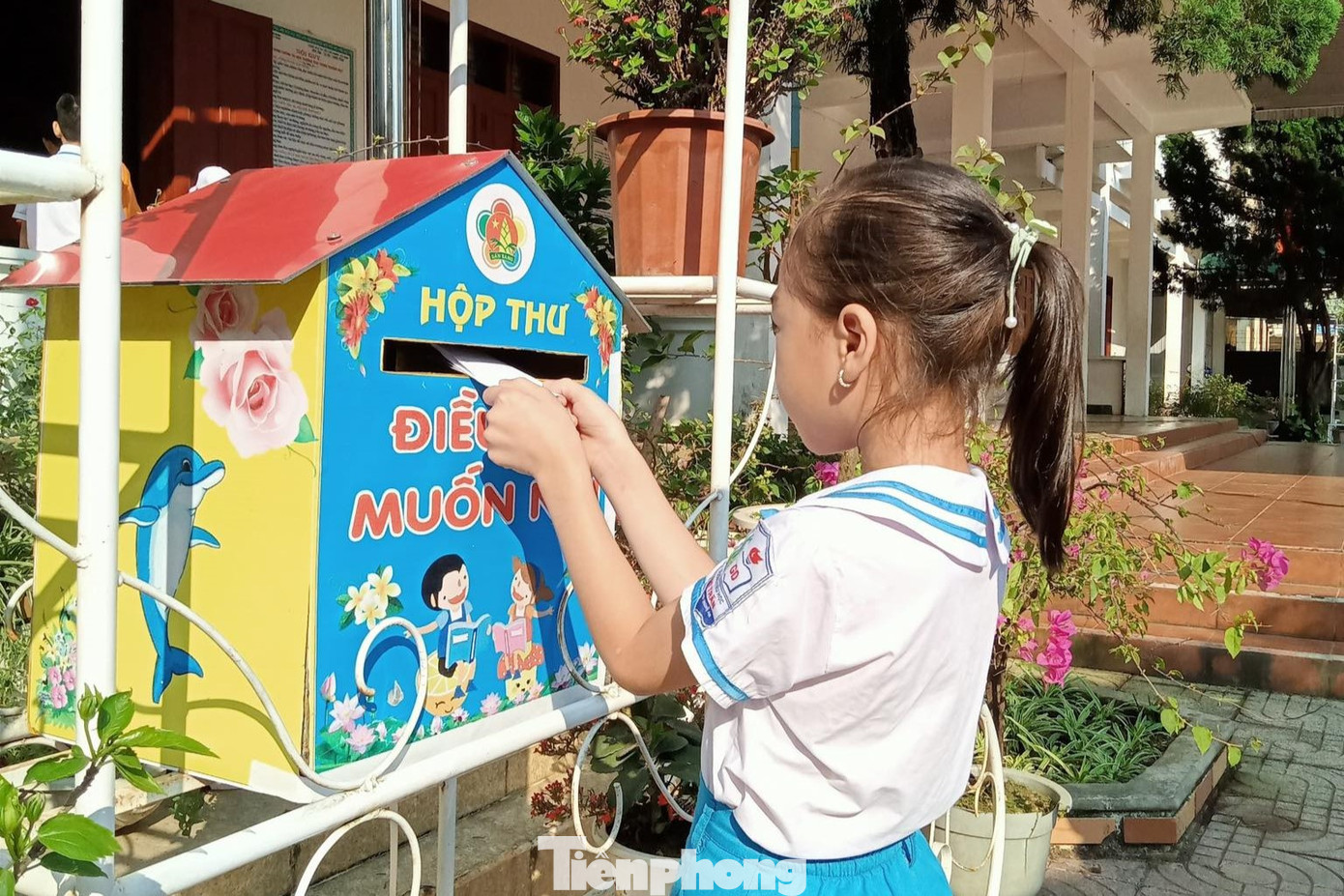 Những hộp thư sẽ được gắn tại những địa điểm trong trường, nơi các em có thể dễ dàng nhìn thấy.