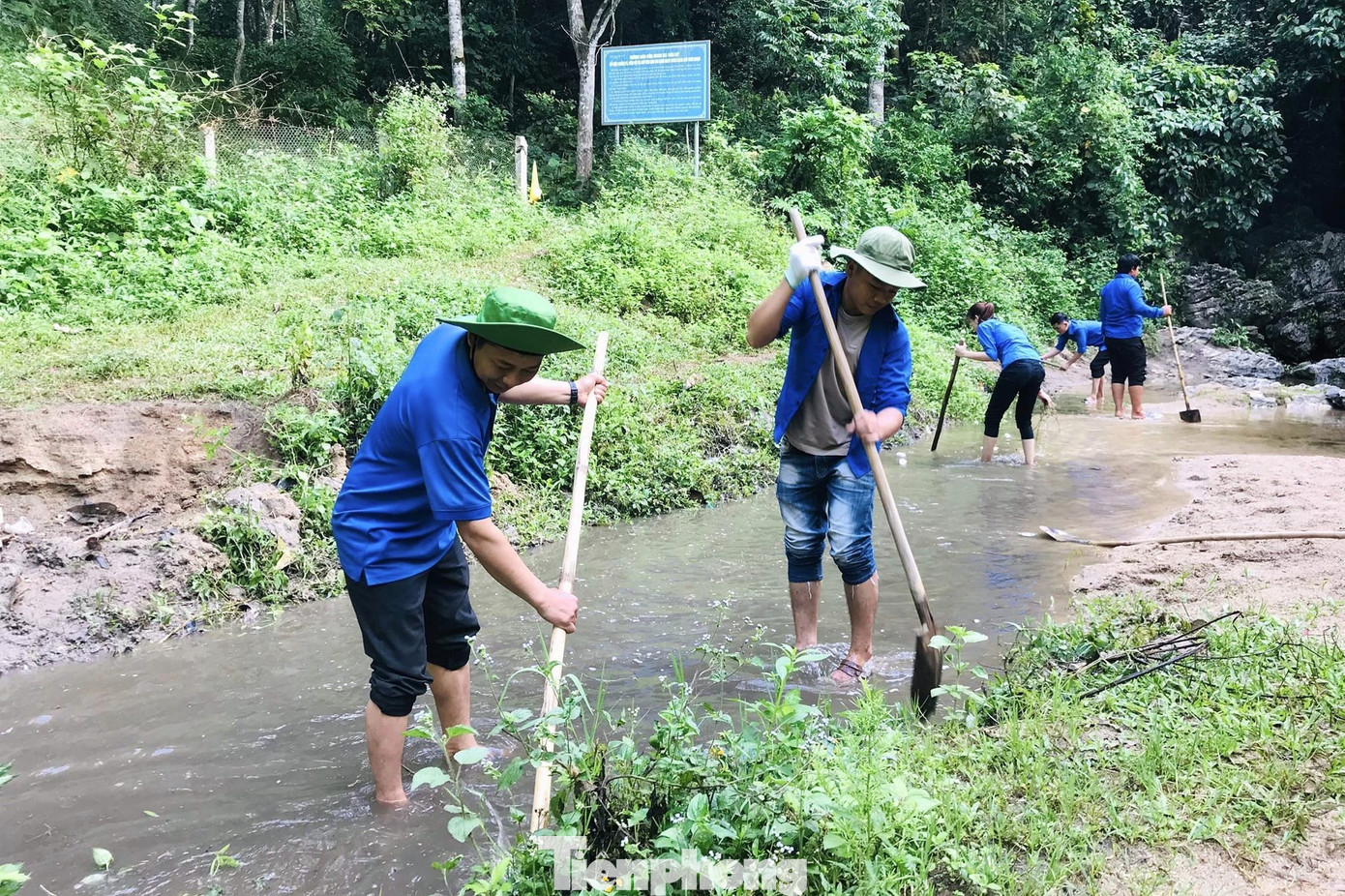 Phát huy tinh thần xung kích, tình nguyện của tuổi trẻ, đoàn viên thanh niên xã Tiên Kỳ cũng đã ra quân dọn dẹp vệ sinh, phát quang, cắt cỏ tại điểm du lịch Hang Mó.
