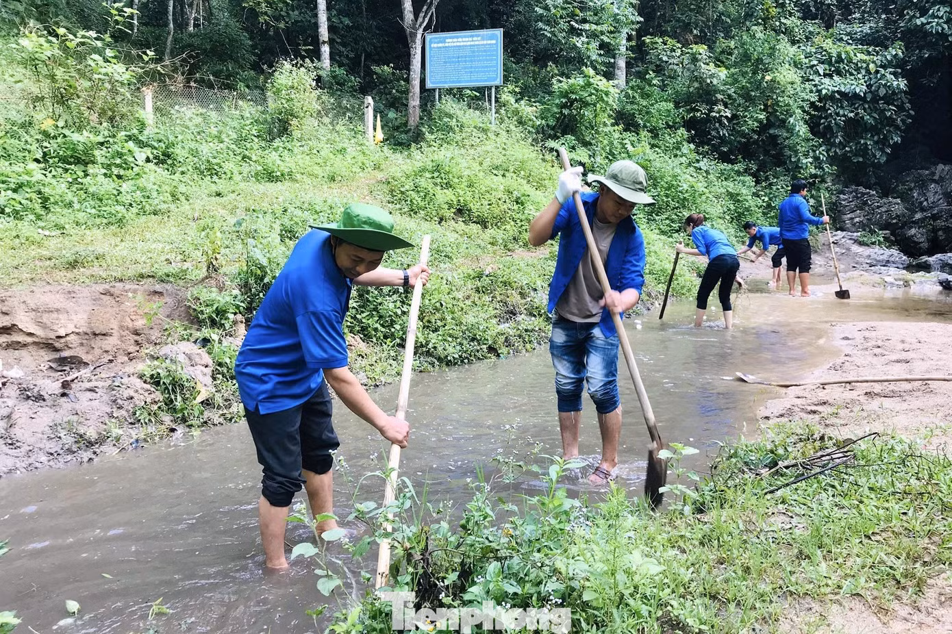 Phát huy tinh thần xung kích, tình nguyện của tuổi trẻ, đoàn viên thanh niên xã Tiên Kỳ cũng đã ra quân dọn dẹp vệ sinh, phát quang, cắt cỏ tại điểm du lịch Hang Mó.