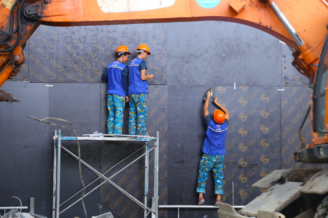 Ông Phạm Anh Đức, Giám đốc Ban Quản lý dự án - Tổng công ty Cảng hàng không Việt Nam chia sẻ: “Sân bay Vinh được xây dựng hàng chục năm, nay đã xuống cấp, bắt buộc phải đóng cửa để nâng cấp. Theo hợp đồng, đến ngày 31/12/2025 là hoàn thành dự án, tuy nhiên, chúng tôi đang quyết tâm vượt tiến độ, mong muốn phục vụ người dân và du khách một cách sớm nhất". Ông Phạm Anh Đức, Giám đốc Ban Quản lý dự án - Tổng công ty Cảng hàng không Việt Nam chia sẻ: “Sân bay Vinh được xây dựng hàng chục năm, nay đã xuống cấp, bắt buộc phải đóng cửa để nâng cấp. Theo hợp đồng, đến ngày 31/12/2025 là hoàn thành dự án, tuy nhiên, chúng tôi đang quyết tâm vượt tiến độ, mong muốn phục vụ người dân và du khách một cách sớm nhất".