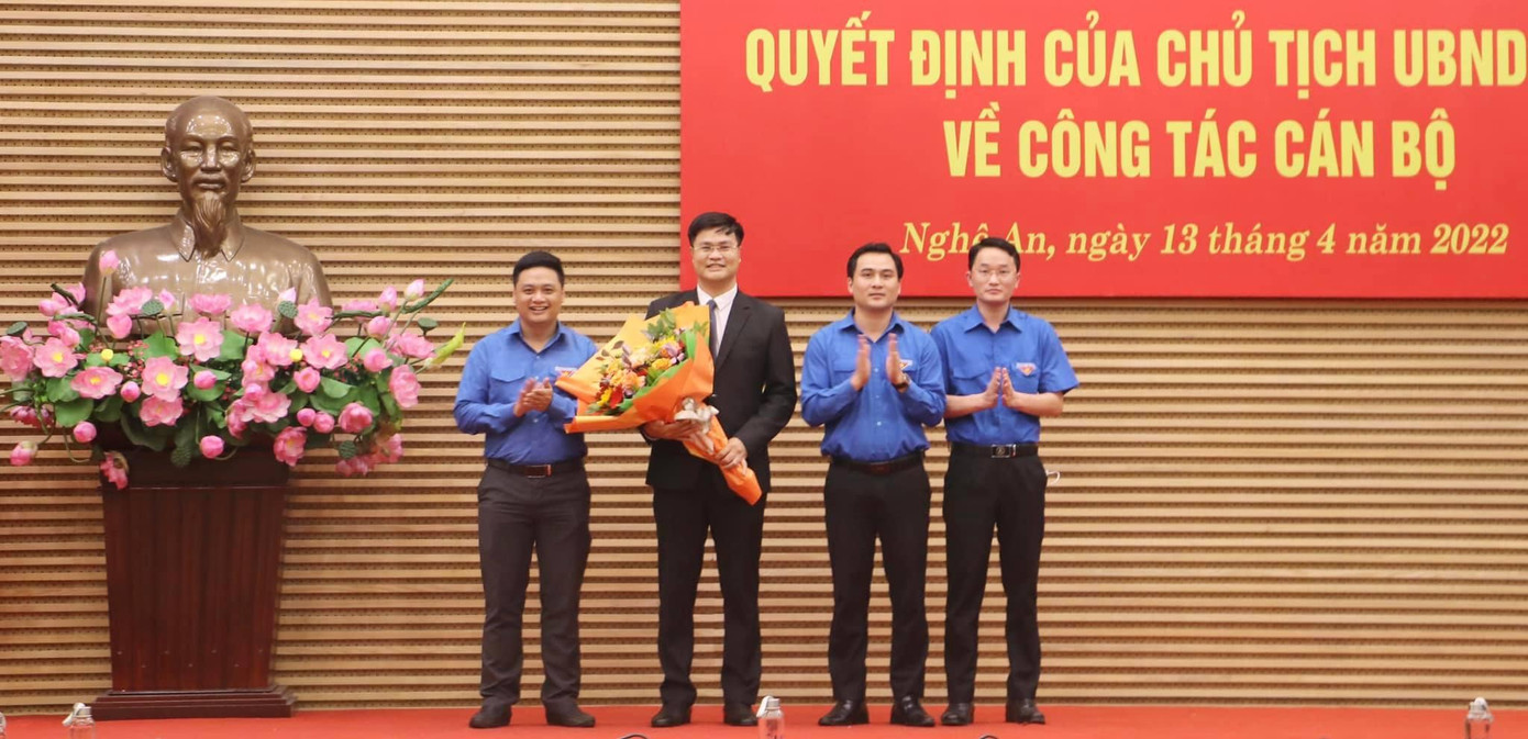 Anh Phạm Văn Toàn (áo đen) giữ chức Phó Giám đốc Sở Ngoại vụ Nghệ An