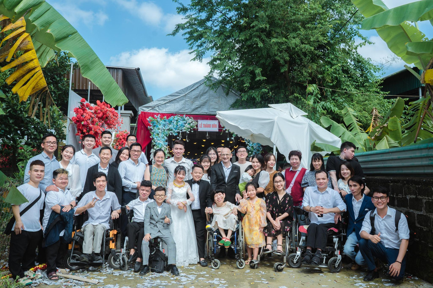 Người thân, bạn bè đã đến chung vui trong ngày trọng đại của anh chị Người thân, bạn bè đã đến chung vui trong ngày trọng đại của anh chị