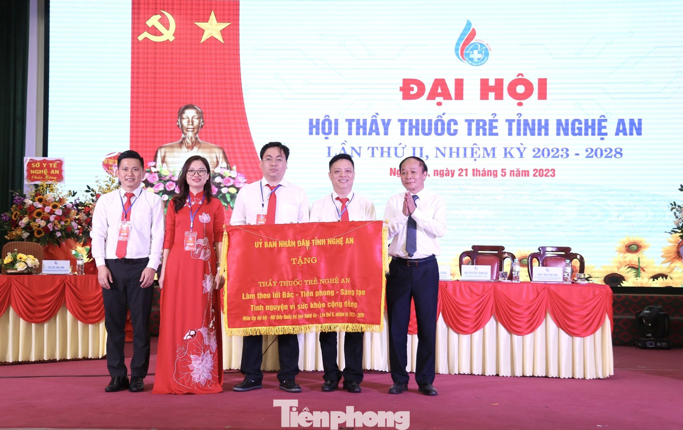 UBND tỉnh Nghệ An tặng bức trướng cho Hội thầy thuốc trẻ tỉnh Nghệ An với nội dung: “Thầy thuốc trẻ Nghệ An làm theo lời Bác, tiên phong, sáng tạo, tình nguyện vì sức khỏe cộng đồng. UBND tỉnh Nghệ An tặng bức trướng cho Hội thầy thuốc trẻ tỉnh Nghệ An với nội dung: “Thầy thuốc trẻ Nghệ An làm theo lời Bác, tiên phong, sáng tạo, tình nguyện vì sức khỏe cộng đồng.