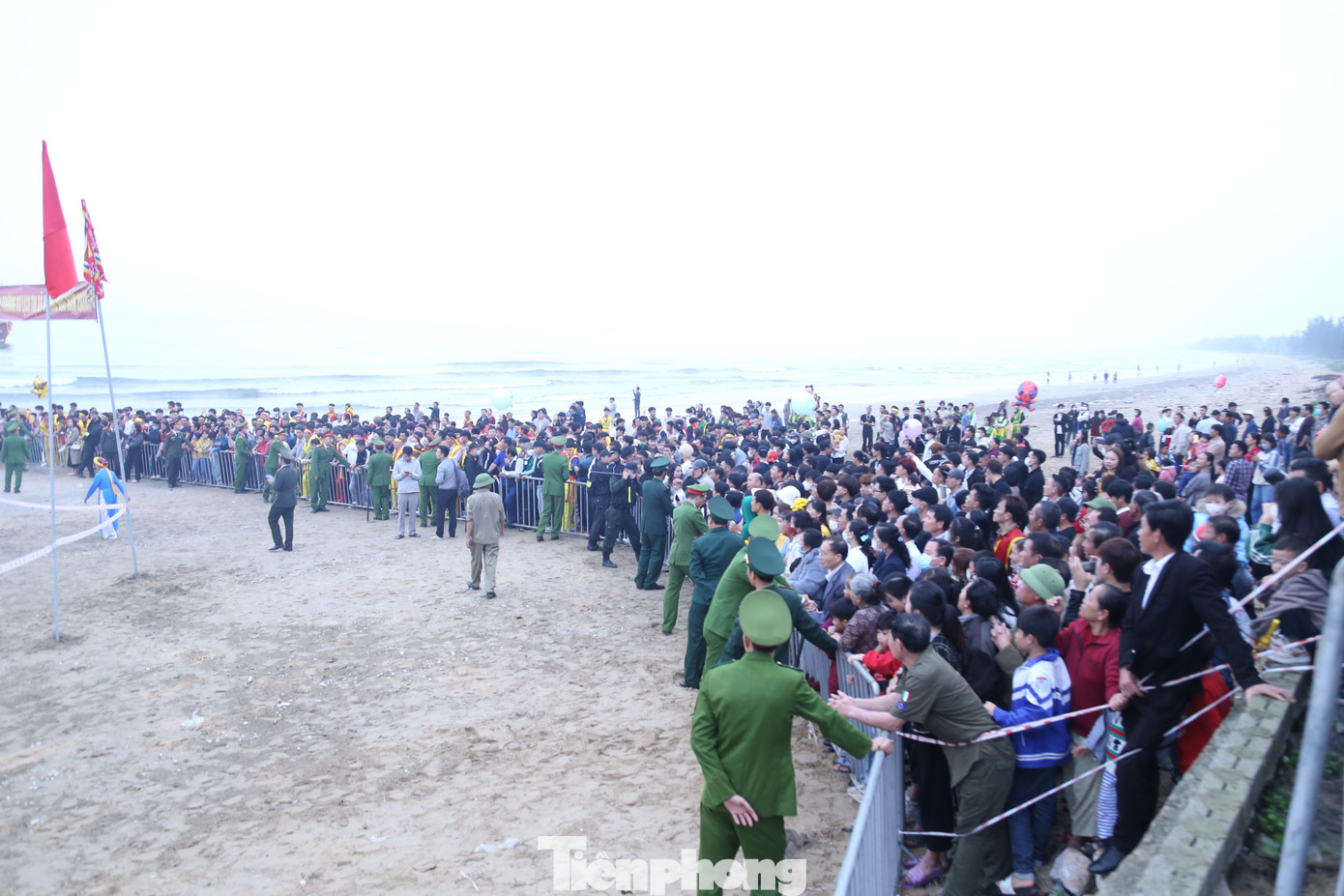 Lực lượng Công an, Biên Phòng, Cảnh sát cơ động được tăng cường để bảo đảm trật tự trong quá trình diễn ra lễ cầu ngư.