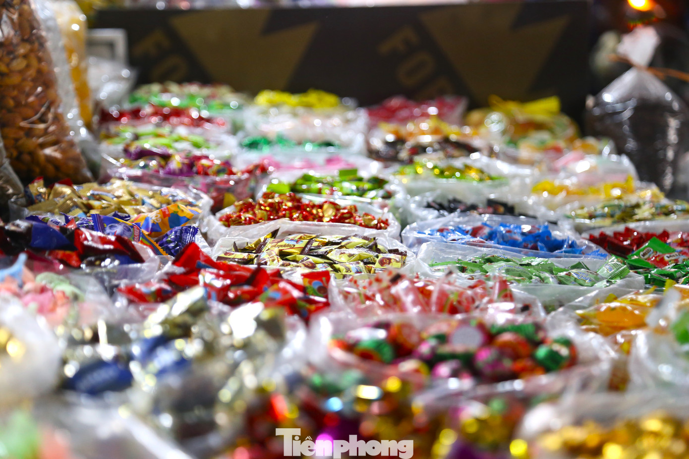 Các mặt hàng bánh, kẹo, mứt đã lên kệ nhiều ngày qua nhưng lượng khách rất thưa thớt. Các mặt hàng bánh, kẹo, mứt đã lên kệ nhiều ngày qua nhưng lượng khách rất thưa thớt.