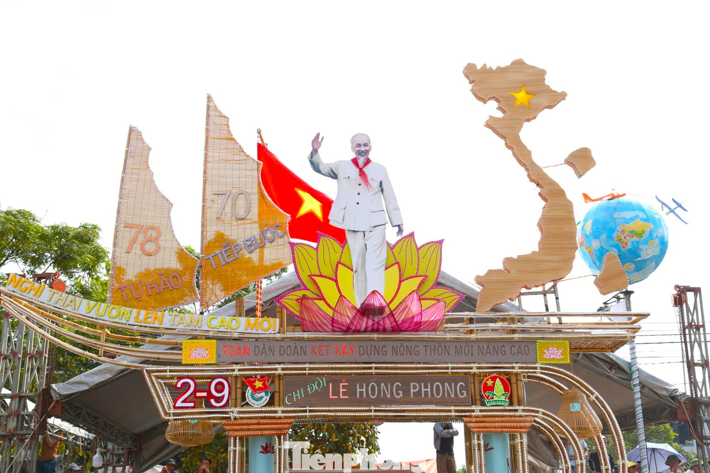 Cổng trại hình bản đồ Việt Nam qua bàn tay tài hoa của người thợ làng nghề mây tre đan Thái Phúc, xã Nghi Thái. Ông Nguyễn Bá Lạc (xóm trưởng xóm Thái Phúc) cho biết: “Để làm ra cổng trại này, chúng tôi đã mất rất nhiều thời gian, công sức. Đặc biệt, hình ảnh bản đồ Việt Nam được làm từ những thanh tre ghép lại, mang thông điệp chủ quyền đối với hai quần đảo Trường Sa và Hoàng Sa. Để hoàn thành hình bản đồ này, các lao động có tay nghề cao trong làng phải mất 5 ngày để thực hiện”.