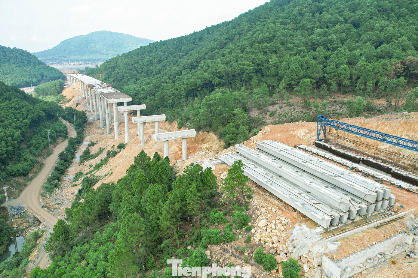 “Chúng tôi đã từng thi công rất nhiều cầu theo thiết kế dầm Super T nên chủ động hoàn toàn. Để thi công trên cao, ngoài con người, đơn vị đã huy động rất nhiều máy móc, thiết bị hiện đại như xe trộn bê tông, máy bơm bê tông, cần cẩu… công suất lớn. Bên cạnh chất lượng thì cũng rất chú trọng đến an toàn lao động”, kỹ sư Lực nói.