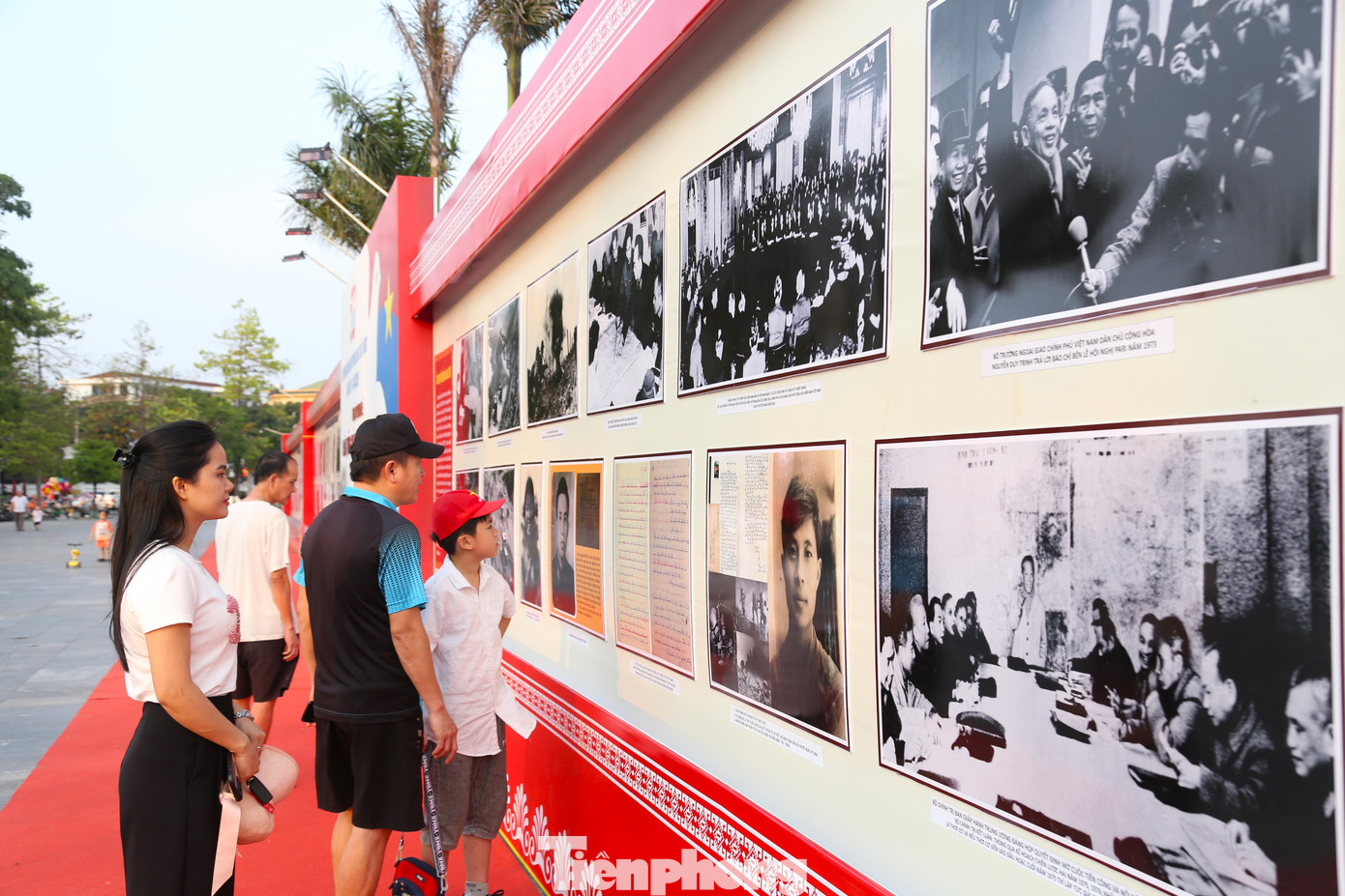 Trong kháng chiến chống Mỹ, Nghệ An - với vị trí chiến lược đặc biệt quan trọng - vừa là tiền tuyến của hậu phương miền Bắc, vừa là hậu phương trực tiếp của chiến trường miền Nam, đã trở thành là một trong những địa phương bị đế quốc Mỹ đánh phá ác liệt. Với tinh thần yêu nước, bất khuất, nhân dân Nghệ An đã kiên cường chiến đấu để bảo vệ hậu phương, giữ vững mạch máu giao thông thông suốt, chi viện sức người, sức của cho tiền tuyến, góp phần quan trọng vào thắng lợi vĩ đại của dân tộc. Trong kháng chiến chống Mỹ, Nghệ An - với vị trí chiến lược đặc biệt quan trọng - vừa là tiền tuyến của hậu phương miền Bắc, vừa là hậu phương trực tiếp của chiến trường miền Nam, đã trở thành là một trong những địa phương bị đế quốc Mỹ đánh phá ác liệt. Với tinh thần yêu nước, bất khuất, nhân dân Nghệ An đã kiên cường chiến đấu để bảo vệ hậu phương, giữ vững mạch máu giao thông thông suốt, chi viện sức người, sức của cho tiền tuyến, góp phần quan trọng vào thắng lợi vĩ đại của dân tộc.