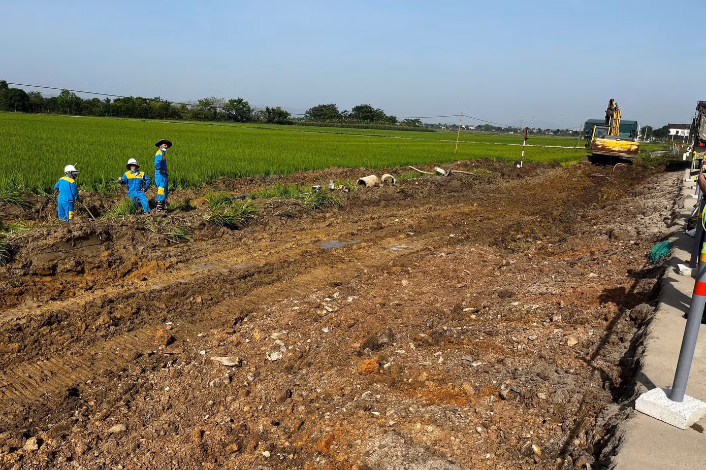 Nhóm công nhân đang khắc phục sự cố mất nước 4 ngày qua