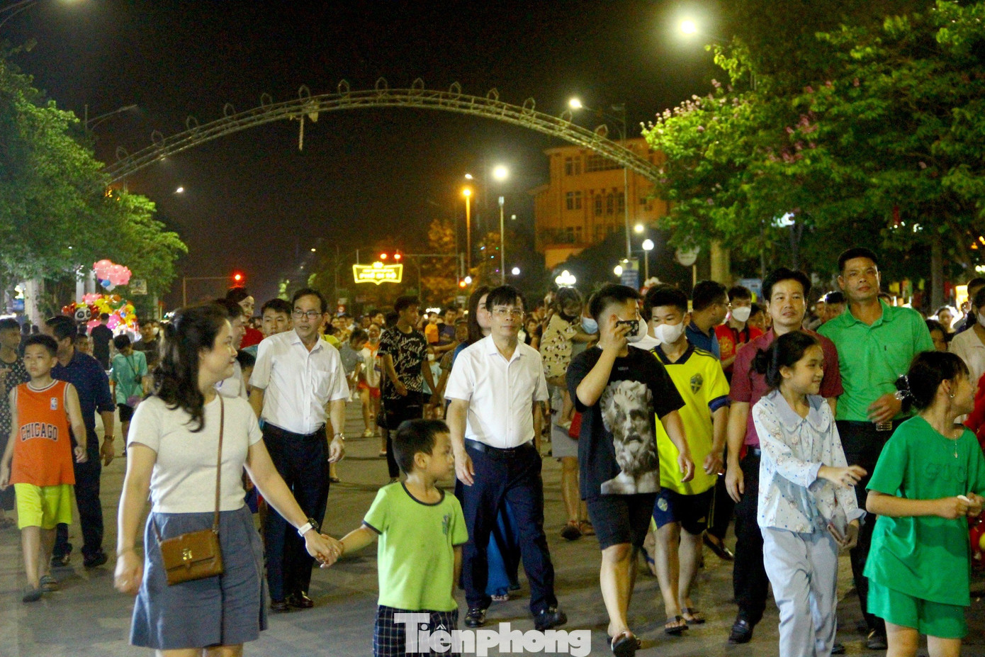 Người dân đổ về phố đi bộ trong ngày khai trương Người dân đổ về phố đi bộ trong ngày khai trương