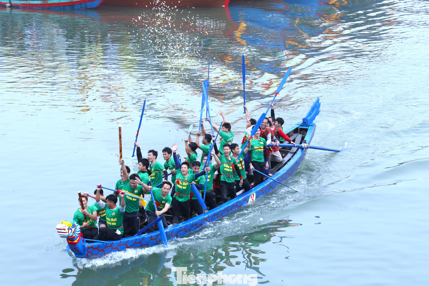 Sau những màn đua hấp dẫn, kịch tích, hội đua thuyền Đền Cờn năm 2023 đã kết thúc trong sự háo hức của mọi người. Giải Nhất là đội đua thuyền đến từ xã Quỳnh Lập. Giải Nhì thuộc về đội thuyền huyện Đô Lương. Đội thuyền Quỳnh Phương giải Ba. Trong ảnh: Đội thuyền Quỳnh Lập ăn mừng chiến thắng.