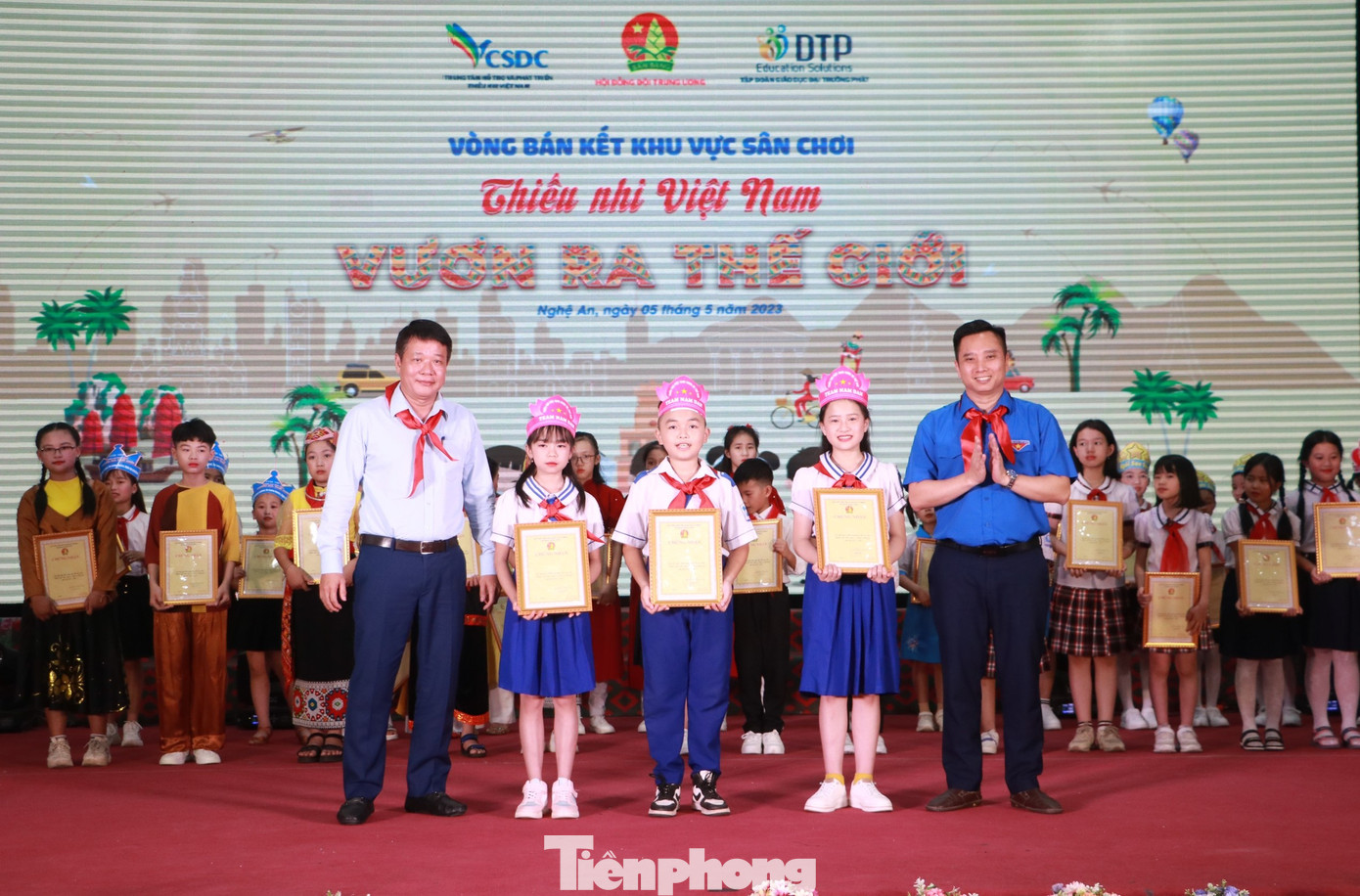 Giải Nhất khu vực thuộc về liên đội trường Tiểu học Hùng Tiến (huyện Nam Đàn, Nghệ An) Giải Nhất khu vực thuộc về liên đội trường Tiểu học Hùng Tiến (huyện Nam Đàn, Nghệ An)